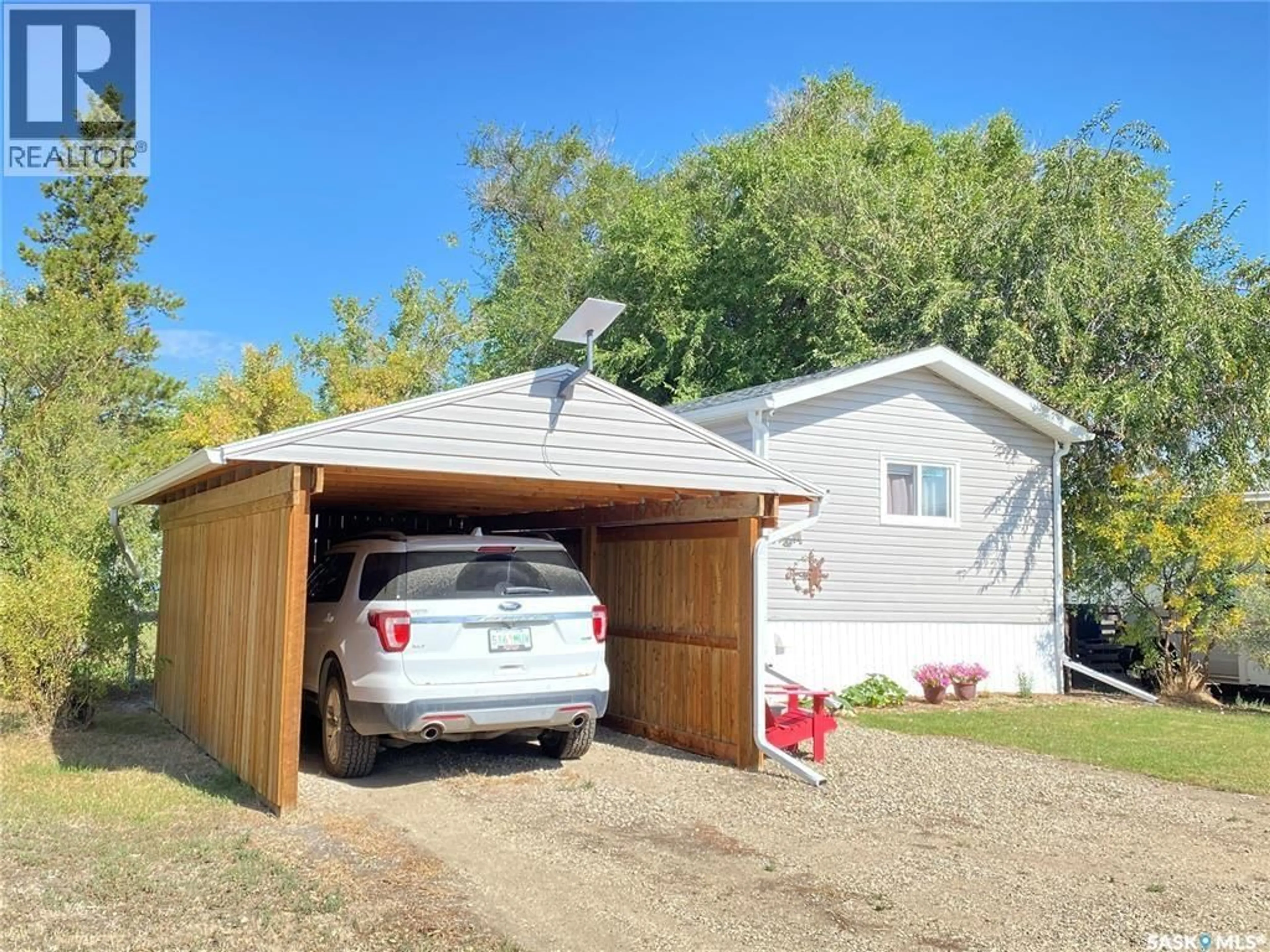 Indoor garage for 41 CYPRESS MOBILE HOME PARK, Maple Creek Saskatchewan S0N1N0