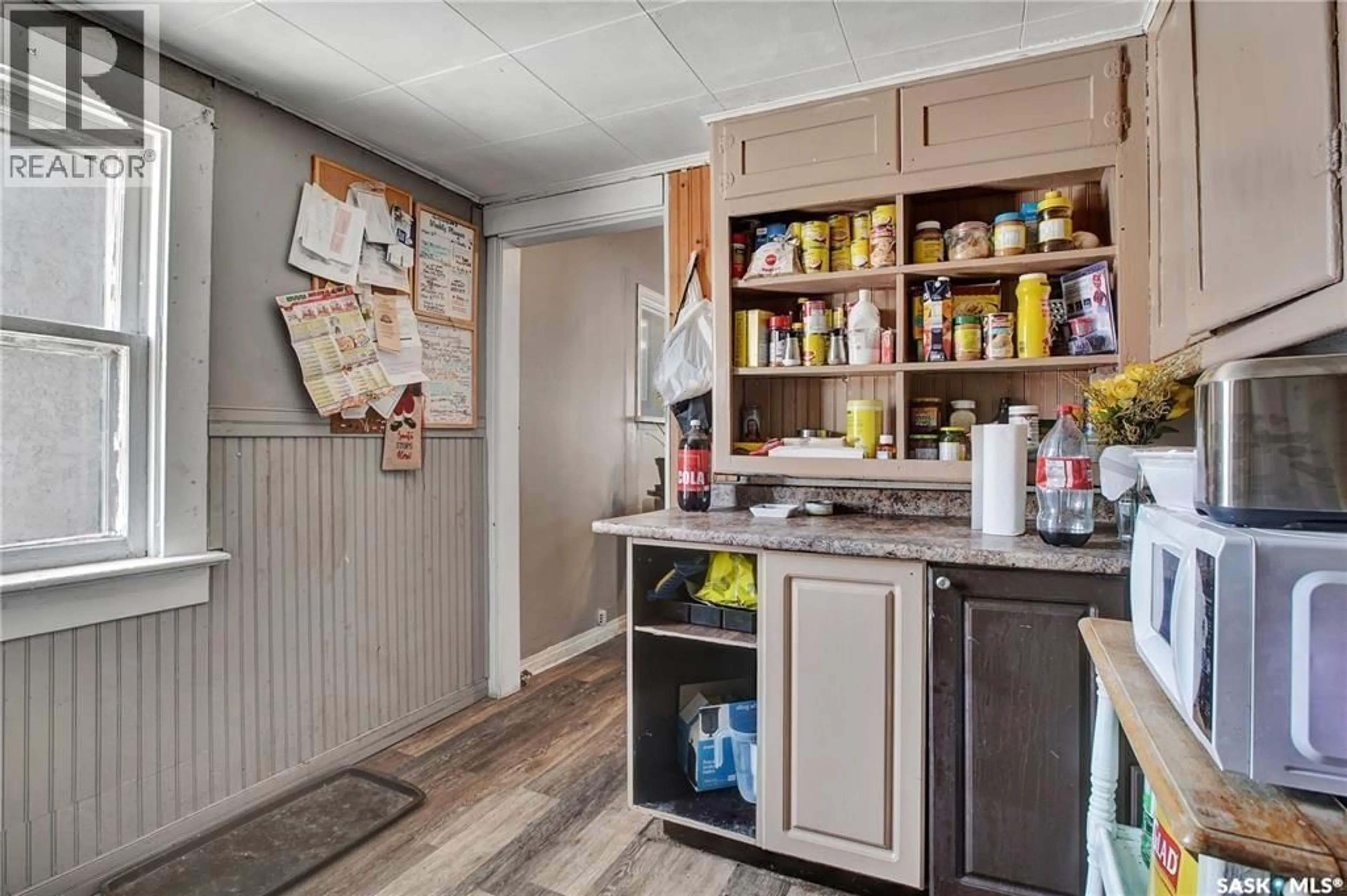 Standard kitchen, unknown for 206 K AVENUE, Saskatoon Saskatchewan S7M2C8
