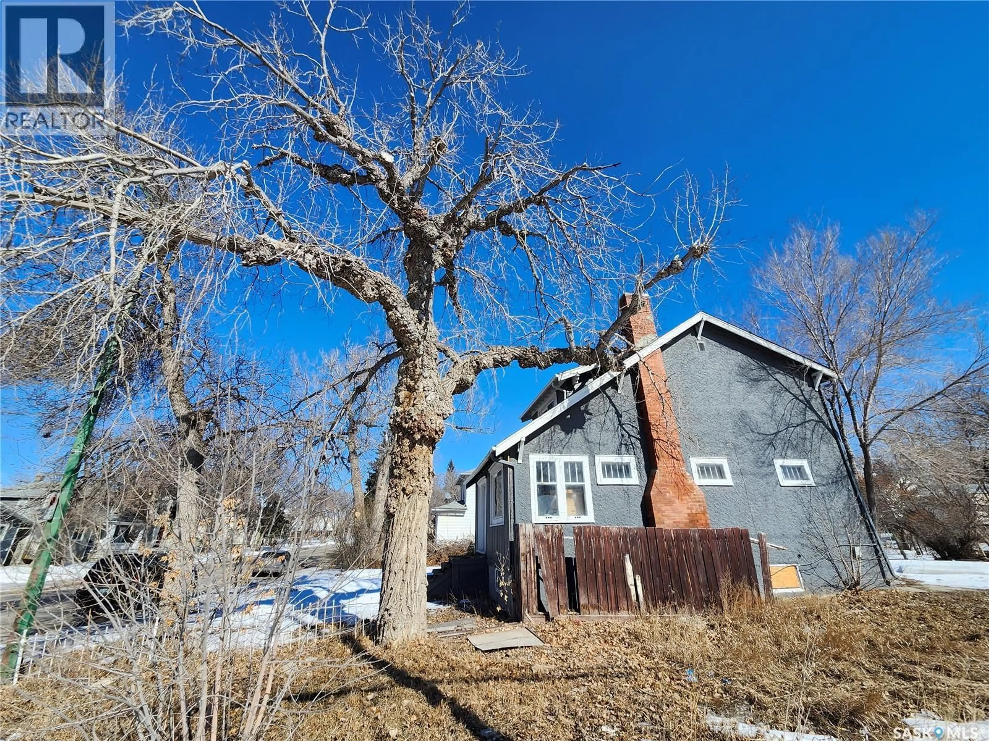 A pic from outside/outdoor area/front of a property/back of a property/a pic from drone, unknown for 1455 ELPHINSTONE STREET, Regina Saskatchewan S4T3M7