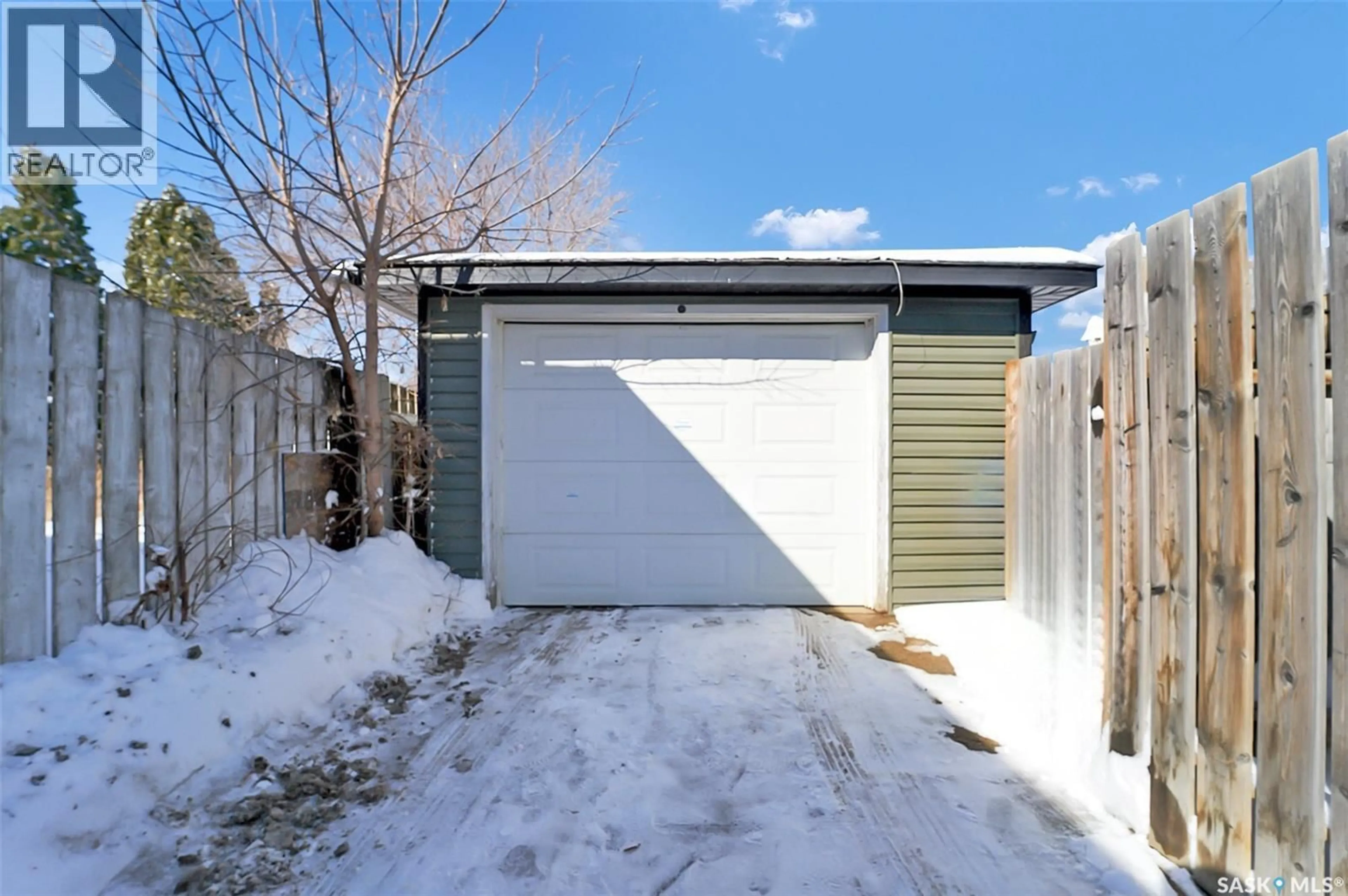 Indoor garage for 211 WITNEY AVENUE, Saskatoon Saskatchewan S7L3M2