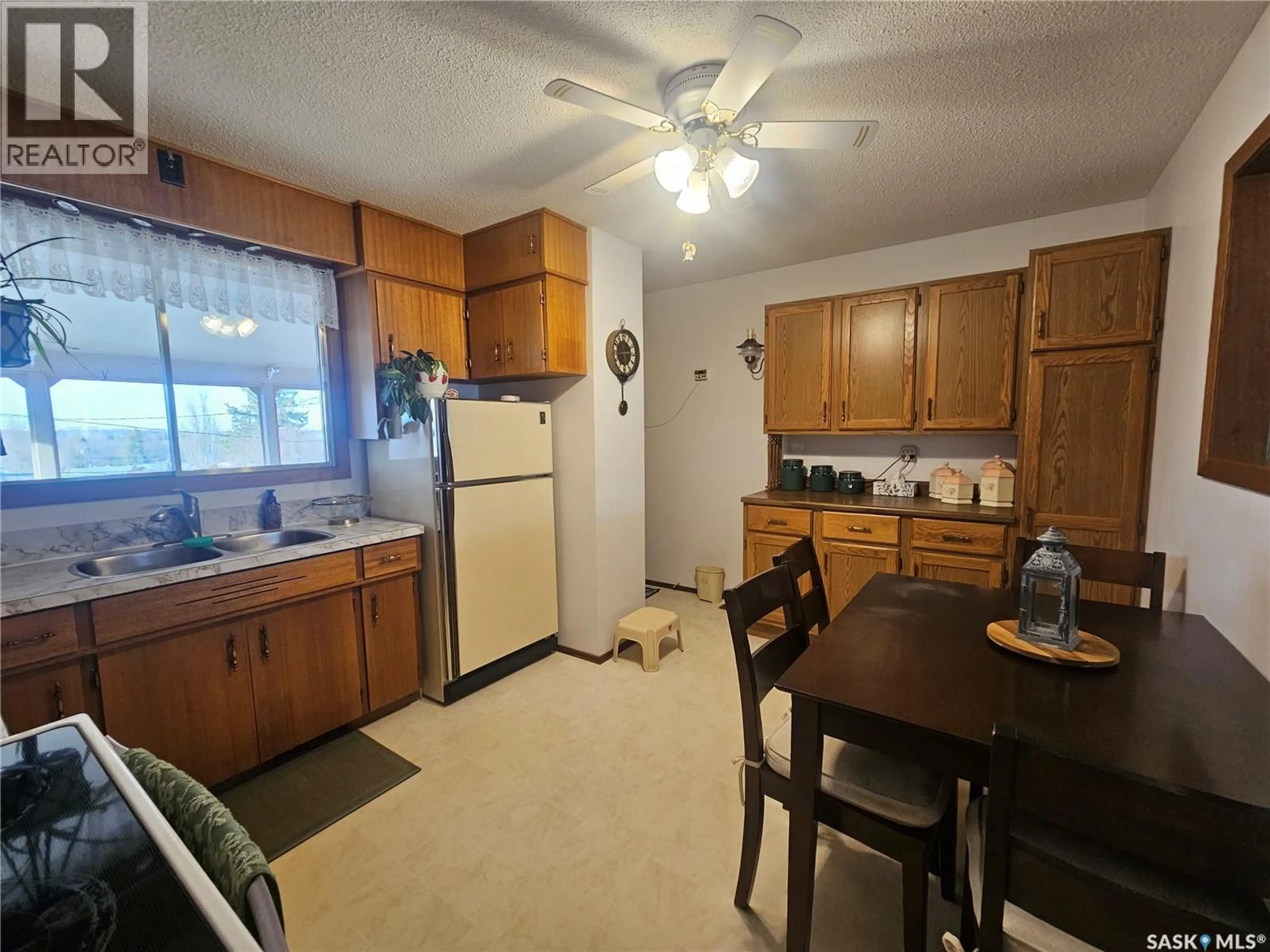 Standard kitchen, unknown for 335 ASPEN DRIVE, Swift Current Saskatchewan S9H3Z8