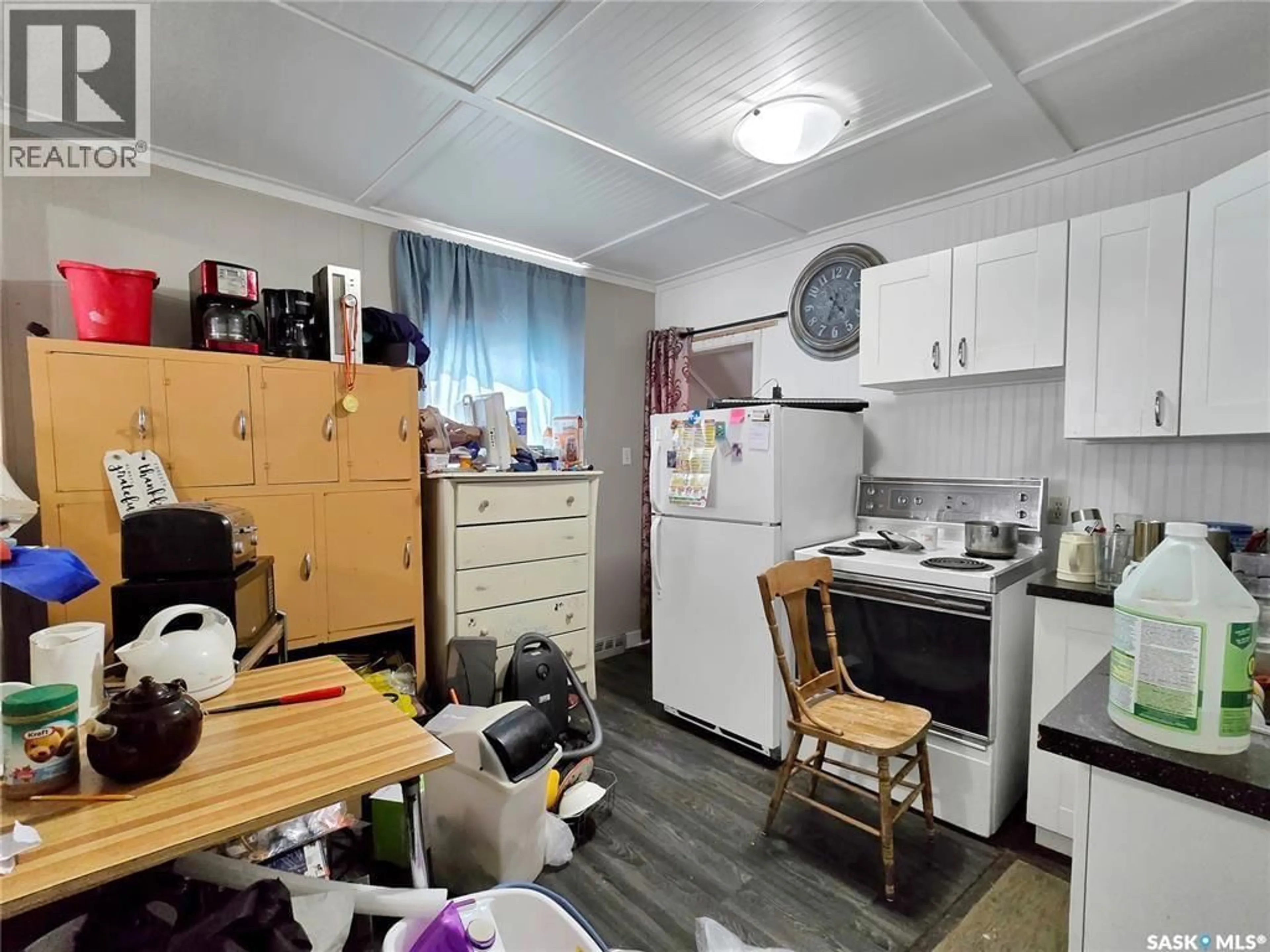 Standard kitchen, unknown for 203 U AVENUE, Saskatoon Saskatchewan S7M1R8