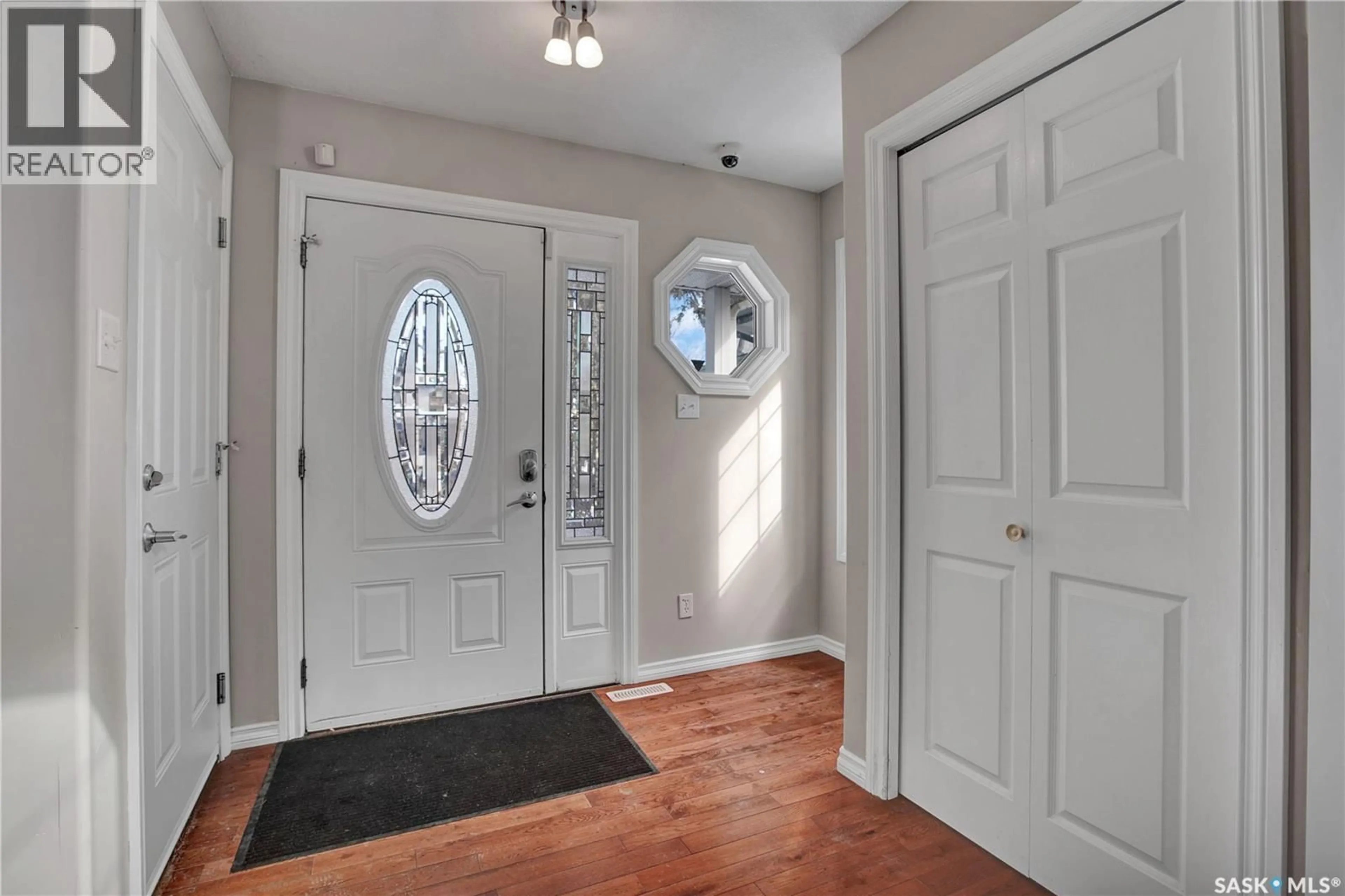Indoor entryway for E - B 620 7TH STREET, Saskatoon Saskatchewan S7H0X9
