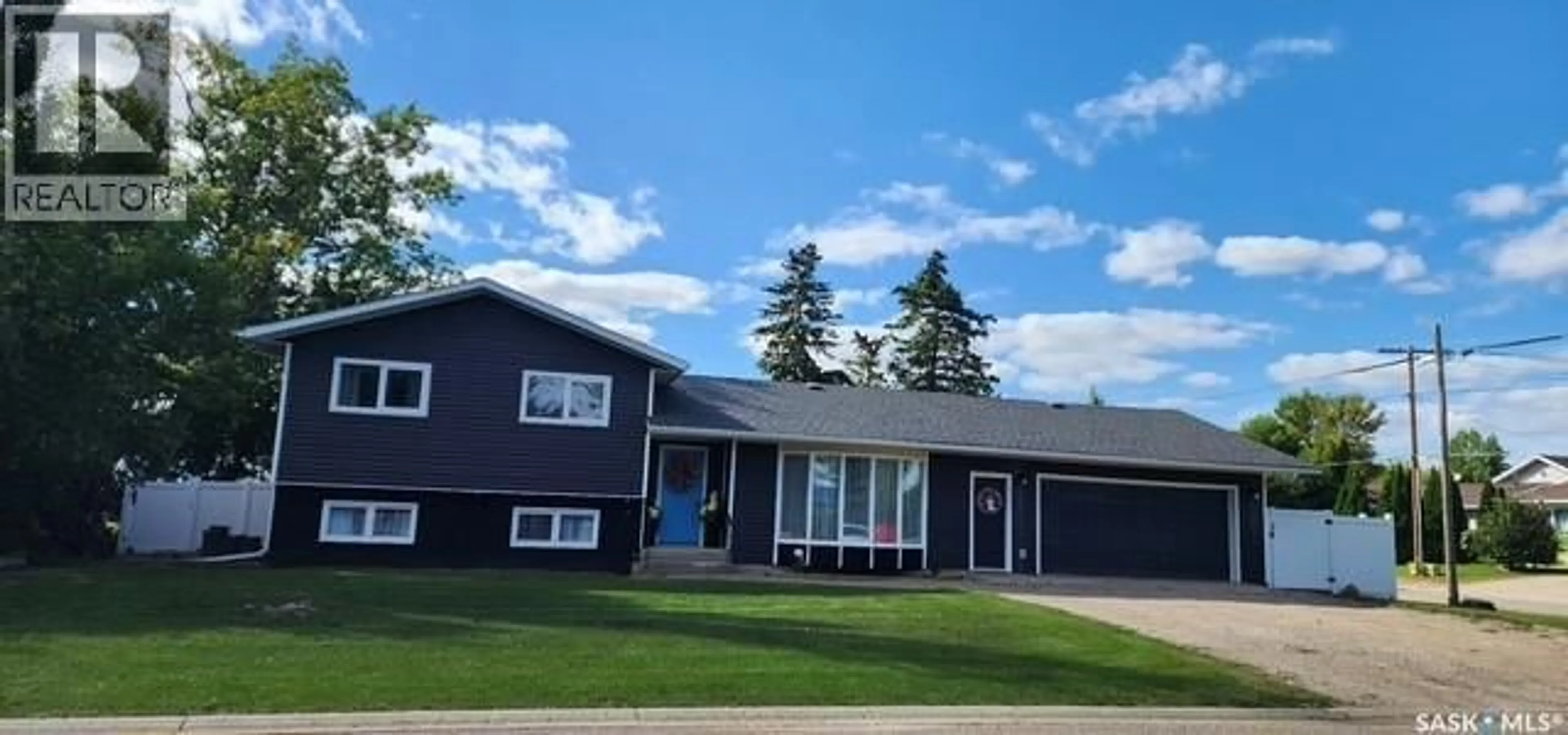 Home with vinyl exterior material, street for 613 PETERS AVENUE, Oxbow Saskatchewan S0C2B0