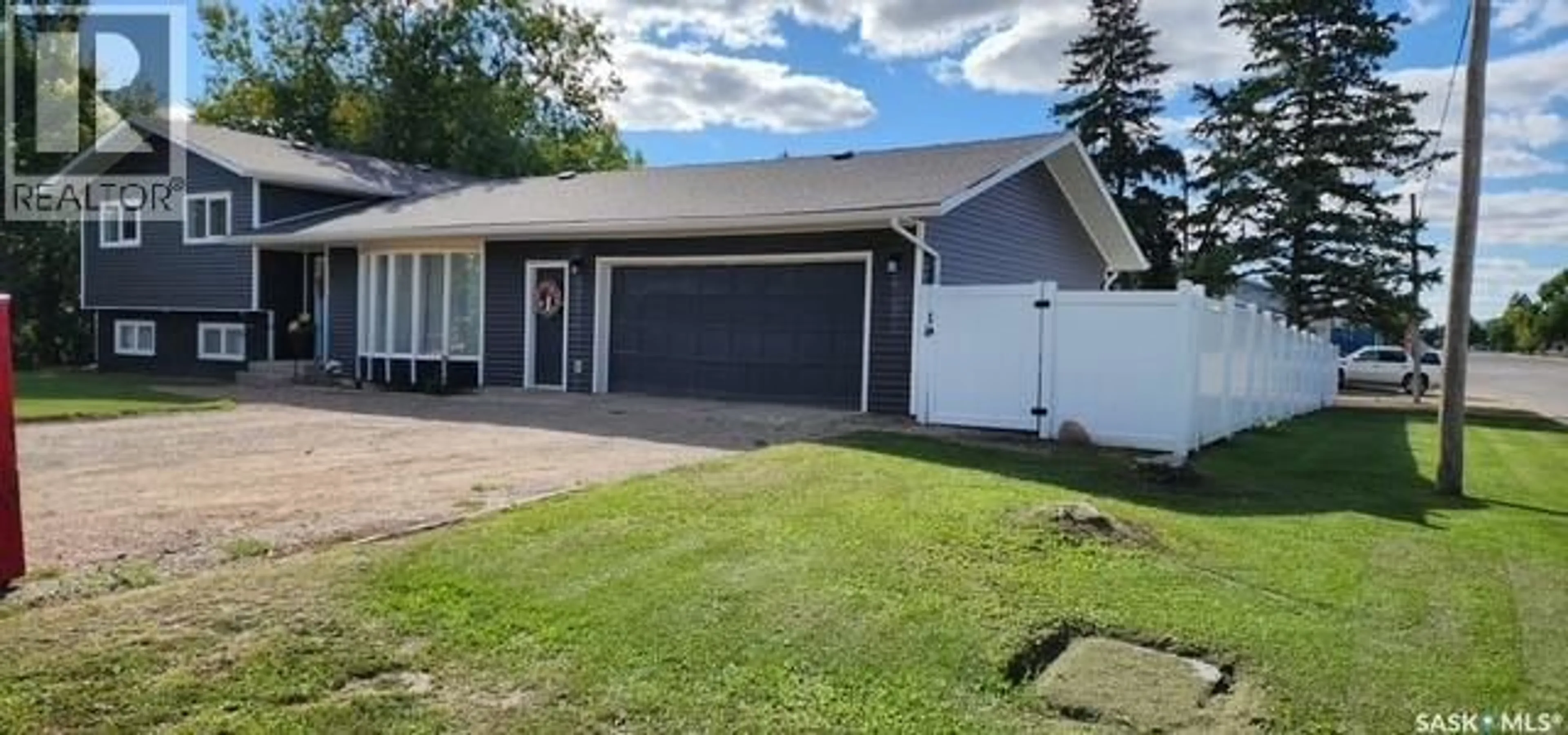 Home with vinyl exterior material, street for 613 PETERS AVENUE, Oxbow Saskatchewan S0C2B0
