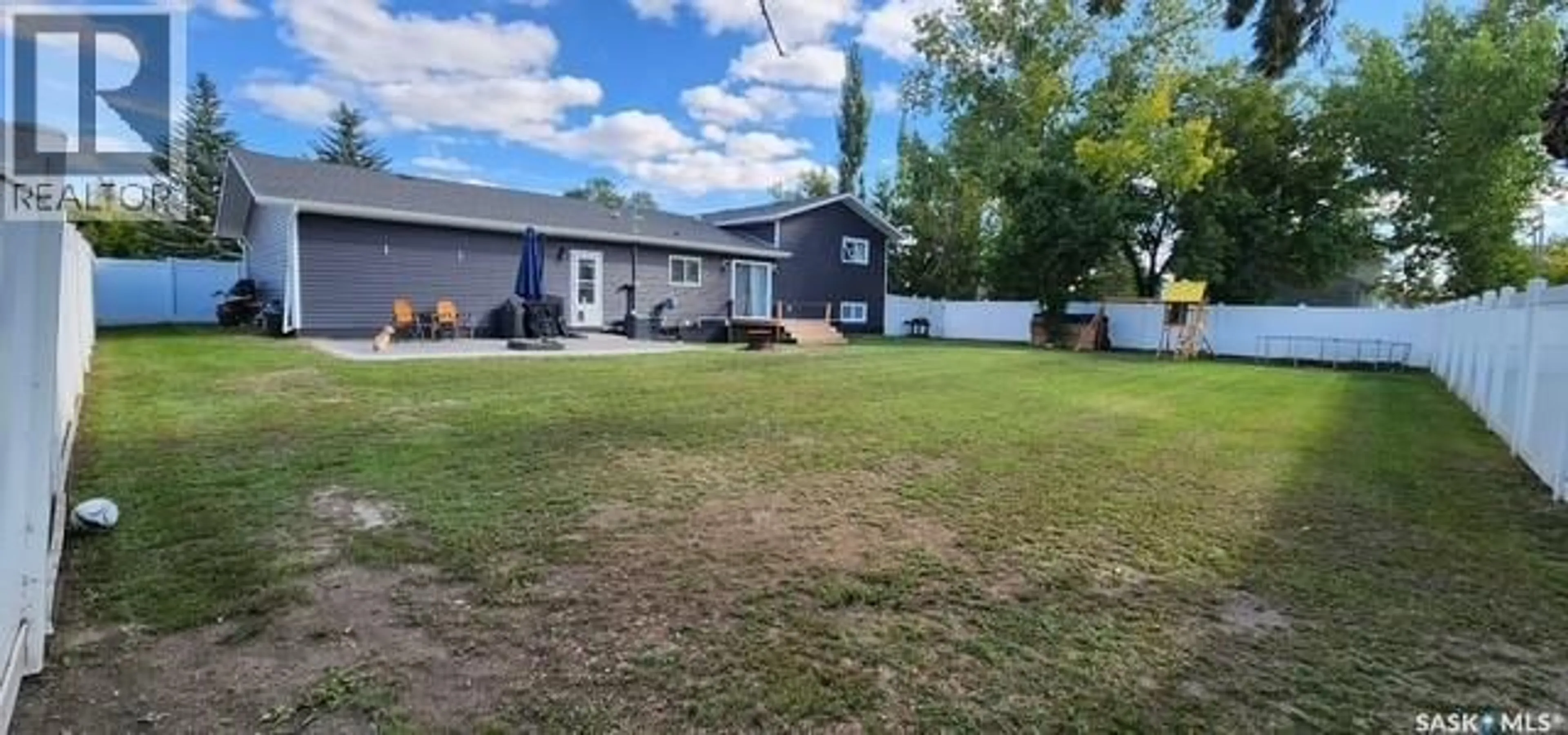 A pic from outside/outdoor area/front of a property/back of a property/a pic from drone, street for 613 PETERS AVENUE, Oxbow Saskatchewan S0C2B0