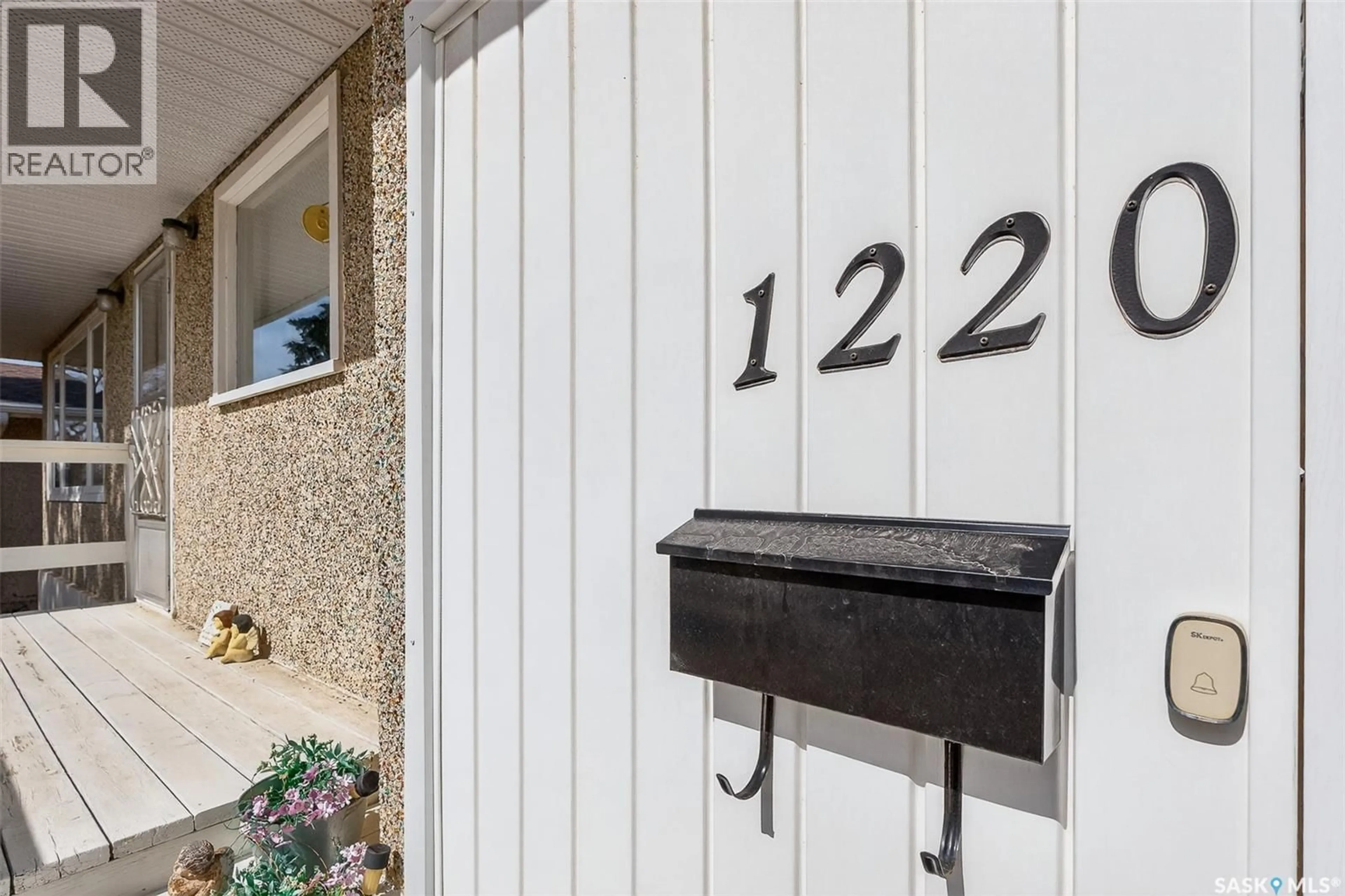 Indoor entryway for 1220 HOCHELAGA STREET W, Moose Jaw Saskatchewan S6H2J4