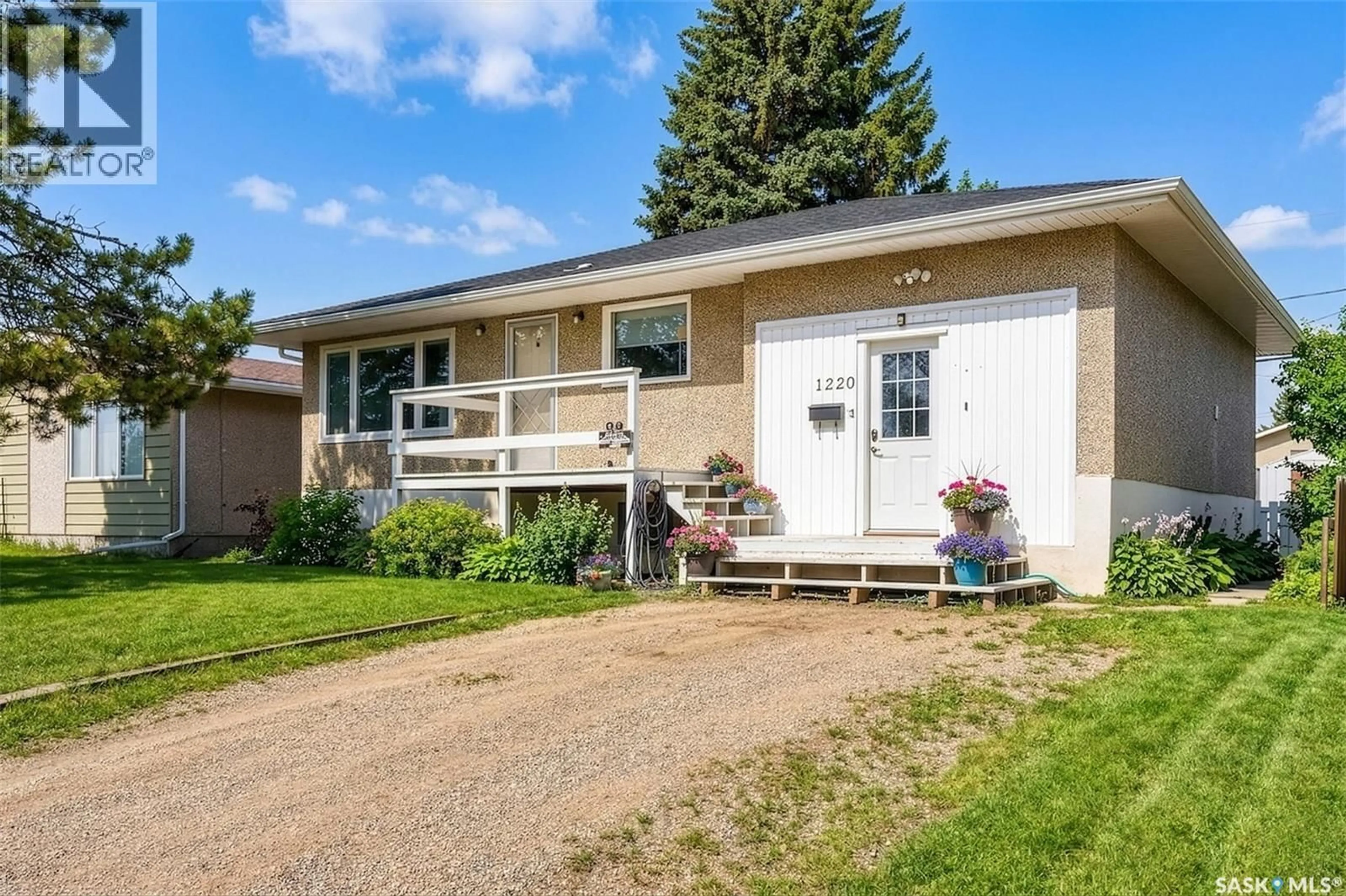 Home with vinyl exterior material, street for 1220 HOCHELAGA STREET W, Moose Jaw Saskatchewan S6H2J4