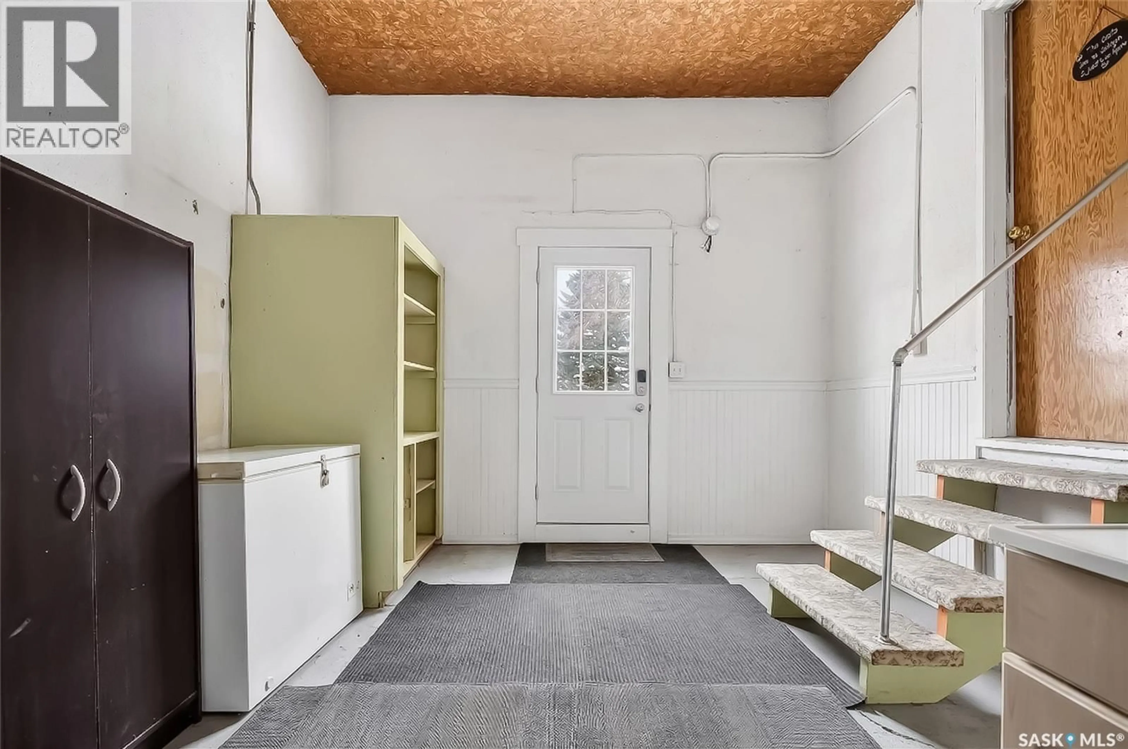 Indoor entryway for 1220 HOCHELAGA STREET W, Moose Jaw Saskatchewan S6H2J4