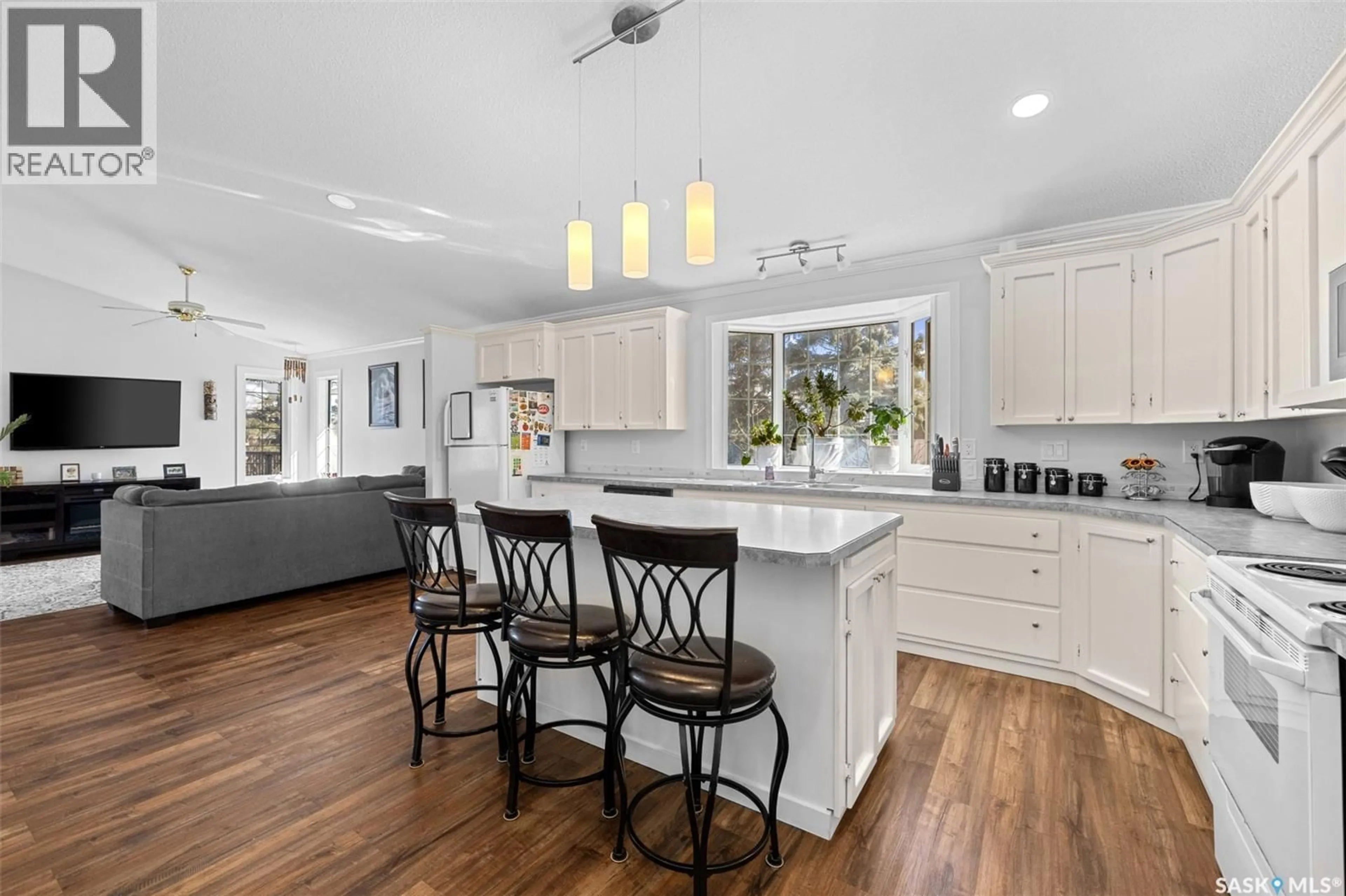 Open concept kitchen, unknown for 15 THISTLE BAY, Regina Saskatchewan S4N6R6