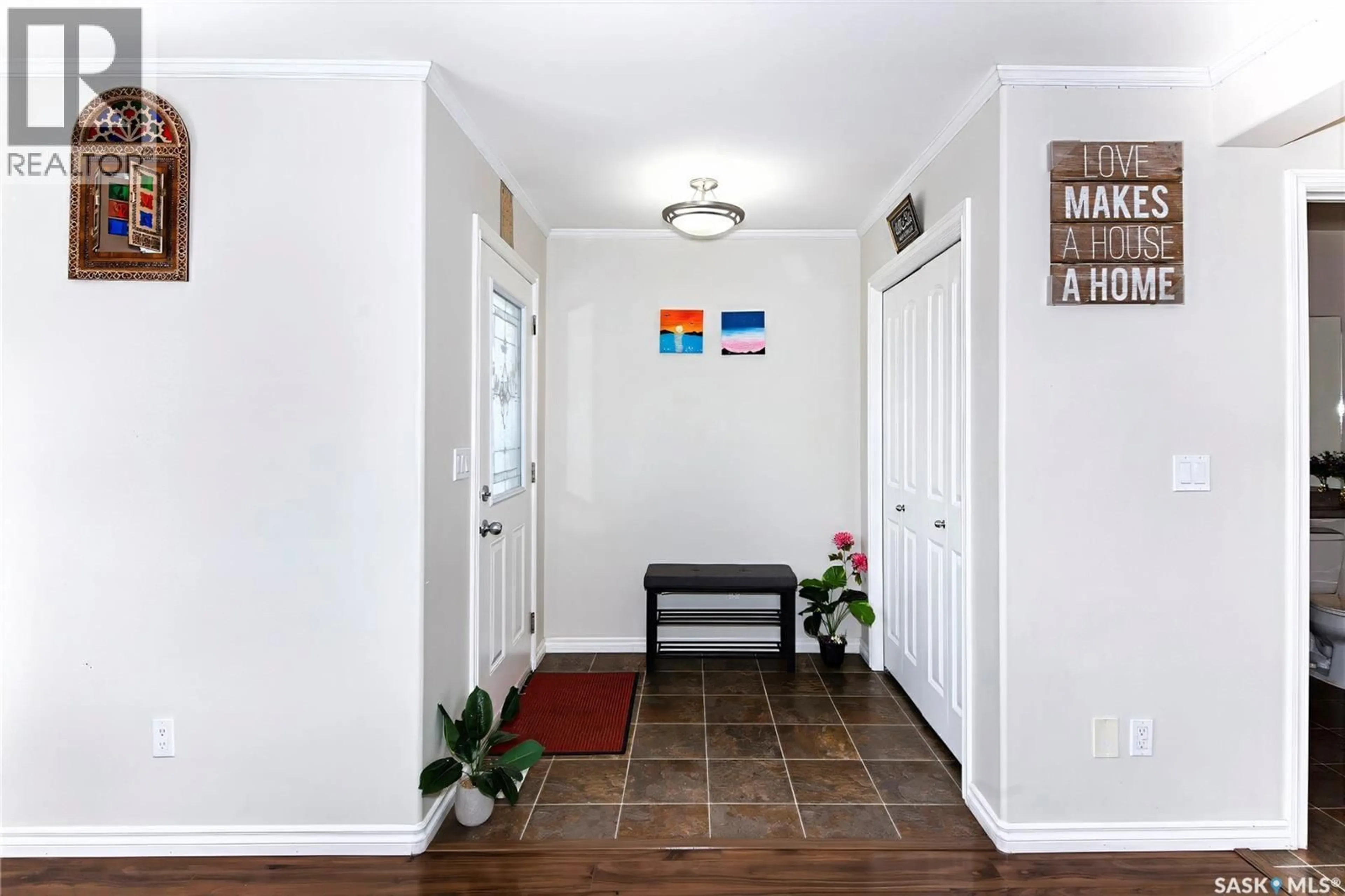 Indoor entryway for 515 COAD CRESCENT, Saskatoon Saskatchewan S7R0A7