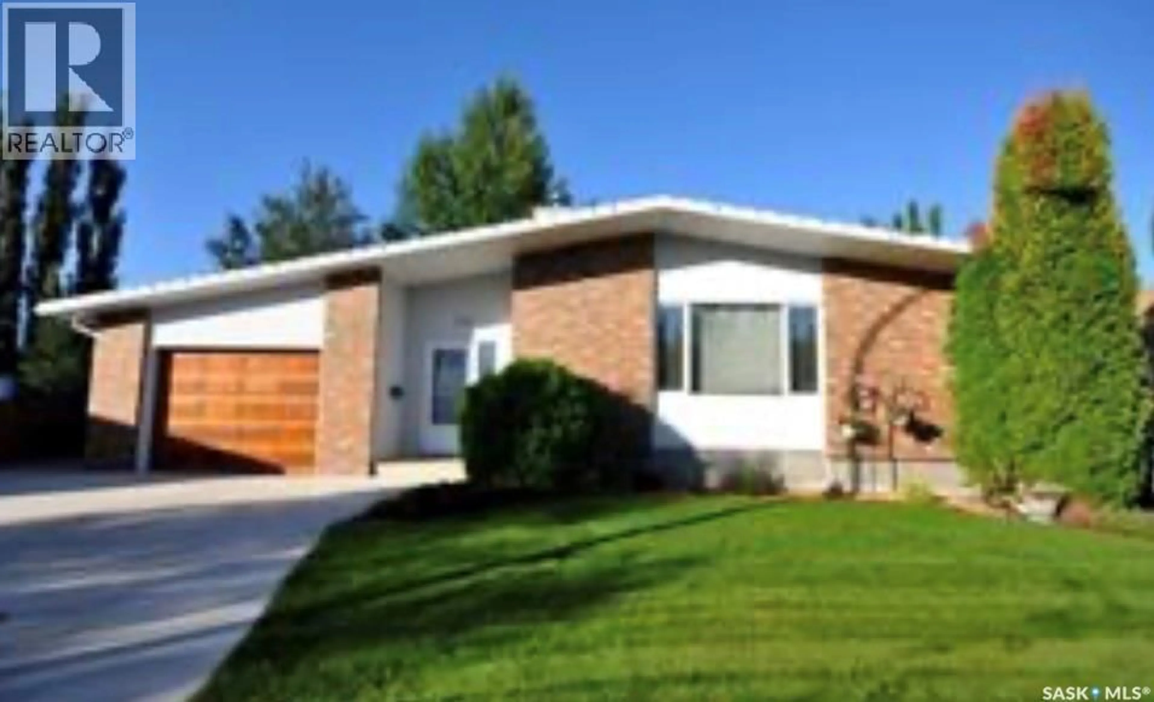 Home with brick exterior material, street for 302 BENTHAM CRESCENT, Saskatoon Saskatchewan S7N3V4