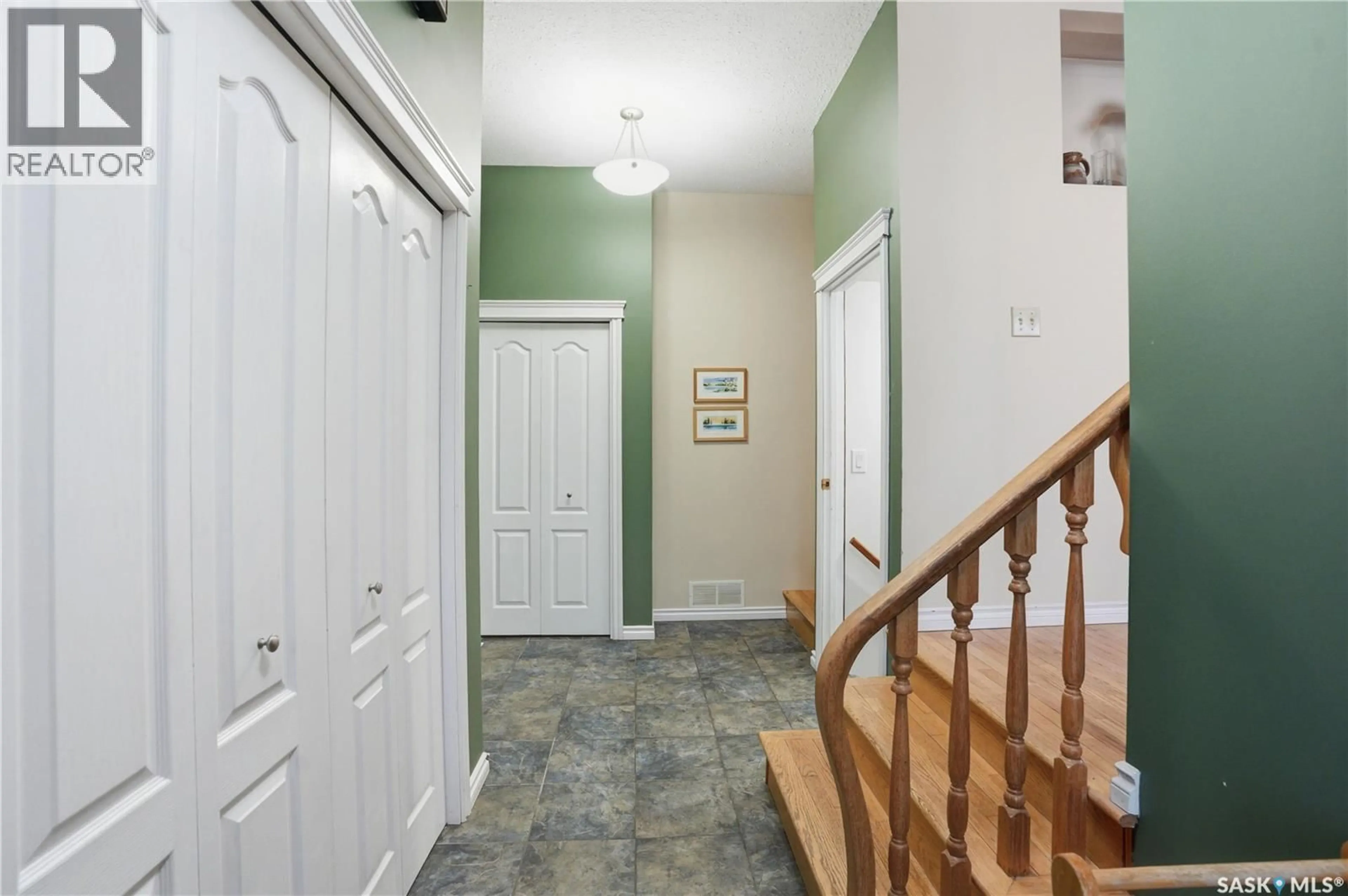 Indoor foyer for 302 BENTHAM CRESCENT, Saskatoon Saskatchewan S7N3V4