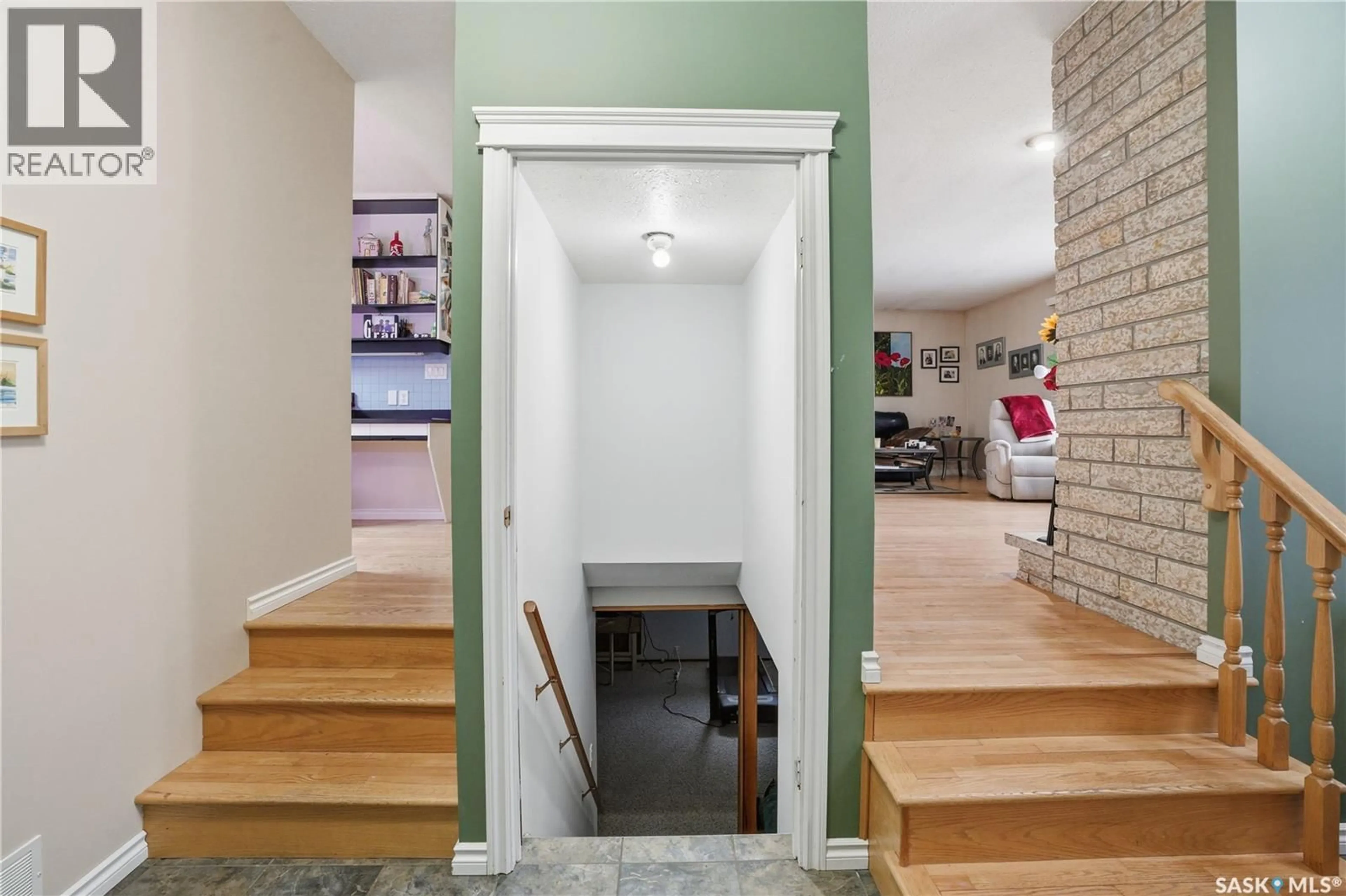 Indoor entryway for 302 BENTHAM CRESCENT, Saskatoon Saskatchewan S7N3V4