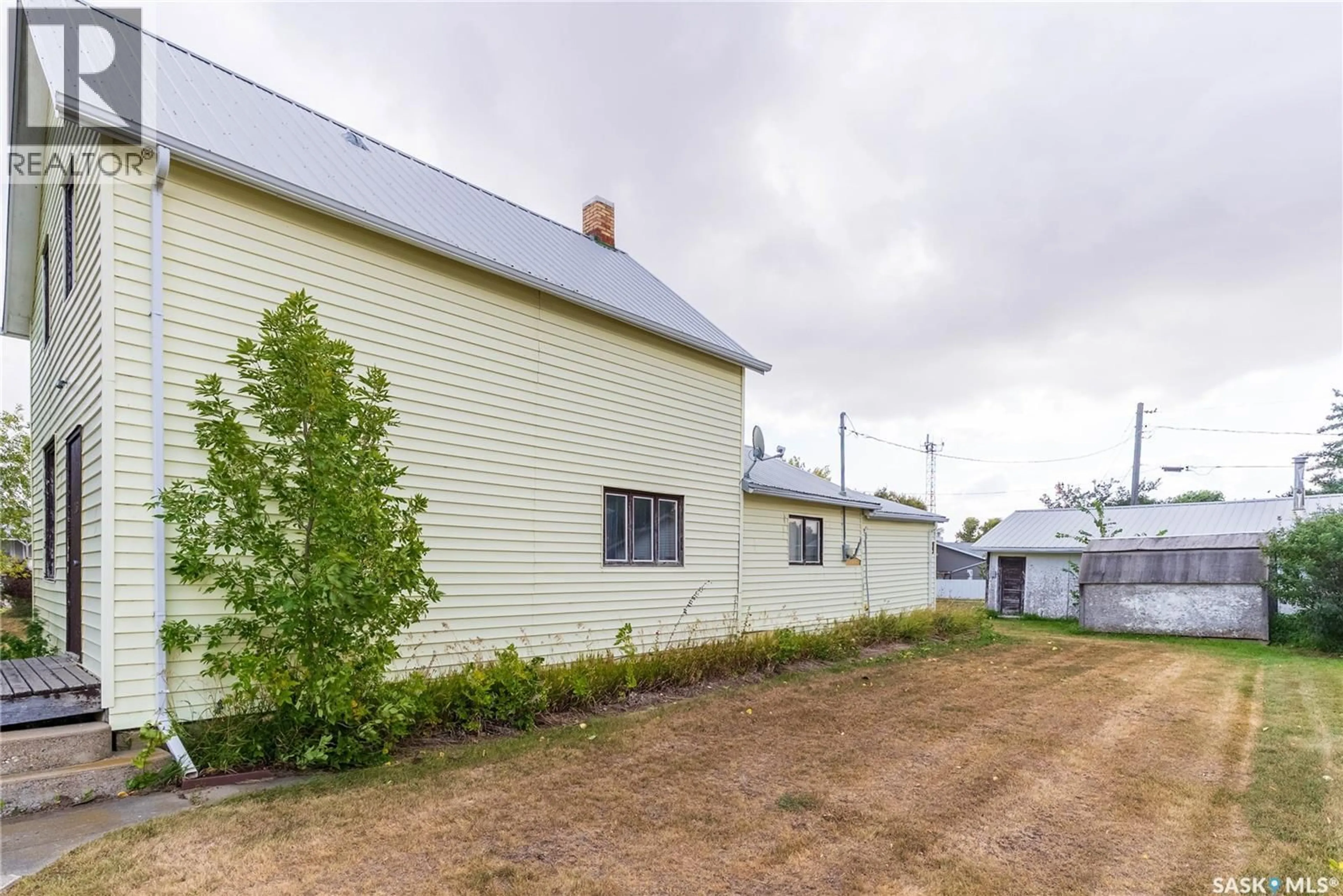 A pic from outside/outdoor area/front of a property/back of a property/a pic from drone, building for 116 ROULEAU STREET, Rouleau Saskatchewan S0G4H0