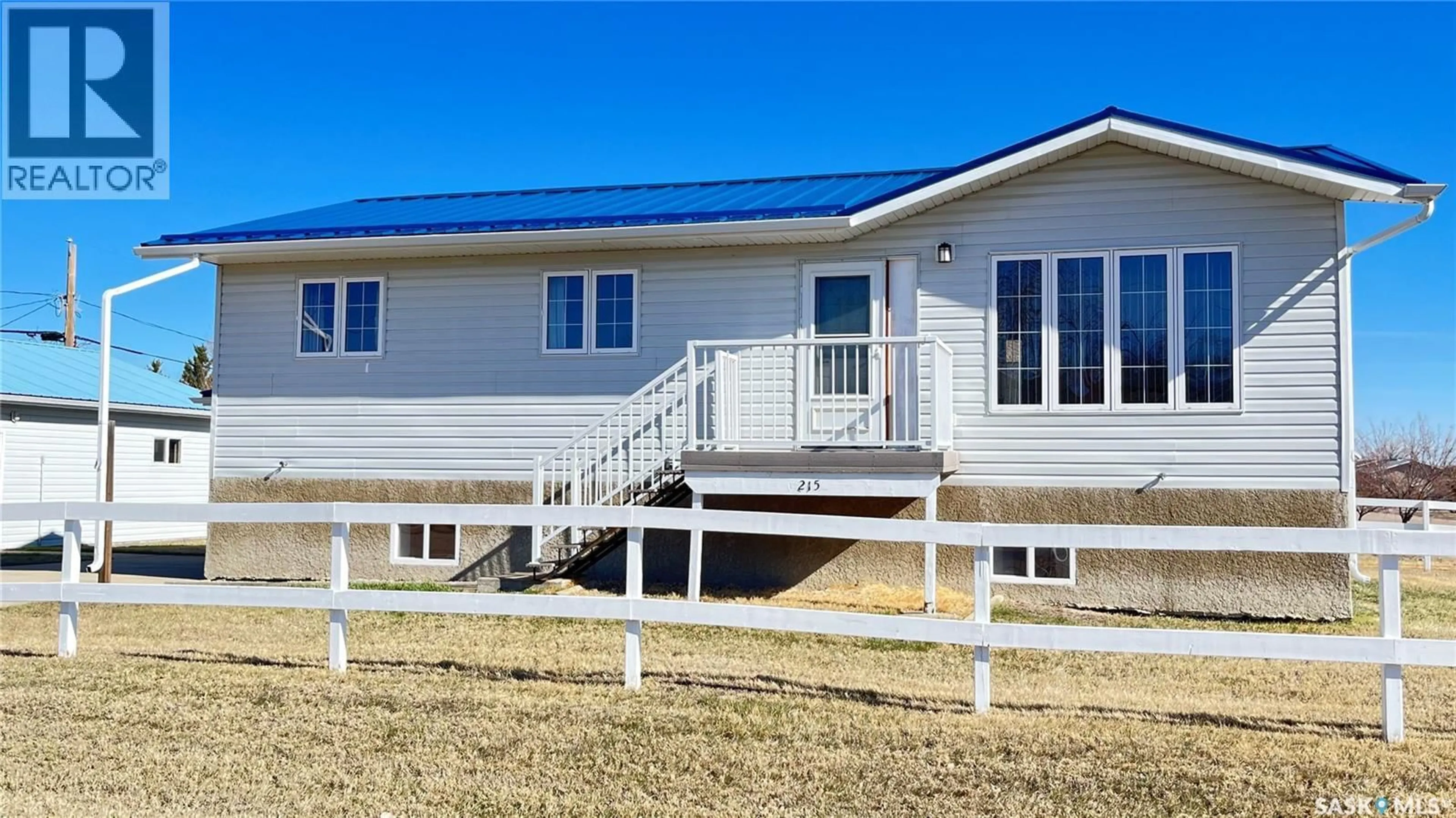 Home with vinyl exterior material, building for 215 LONSDALE STREET, Maple Creek Saskatchewan S0N1N0