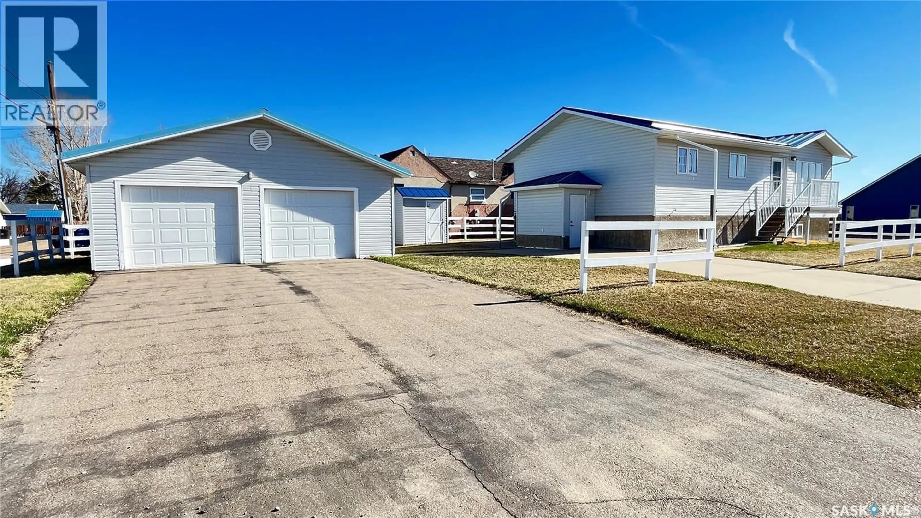 A pic from outside/outdoor area/front of a property/back of a property/a pic from drone, street for 215 LONSDALE STREET, Maple Creek Saskatchewan S0N1N0
