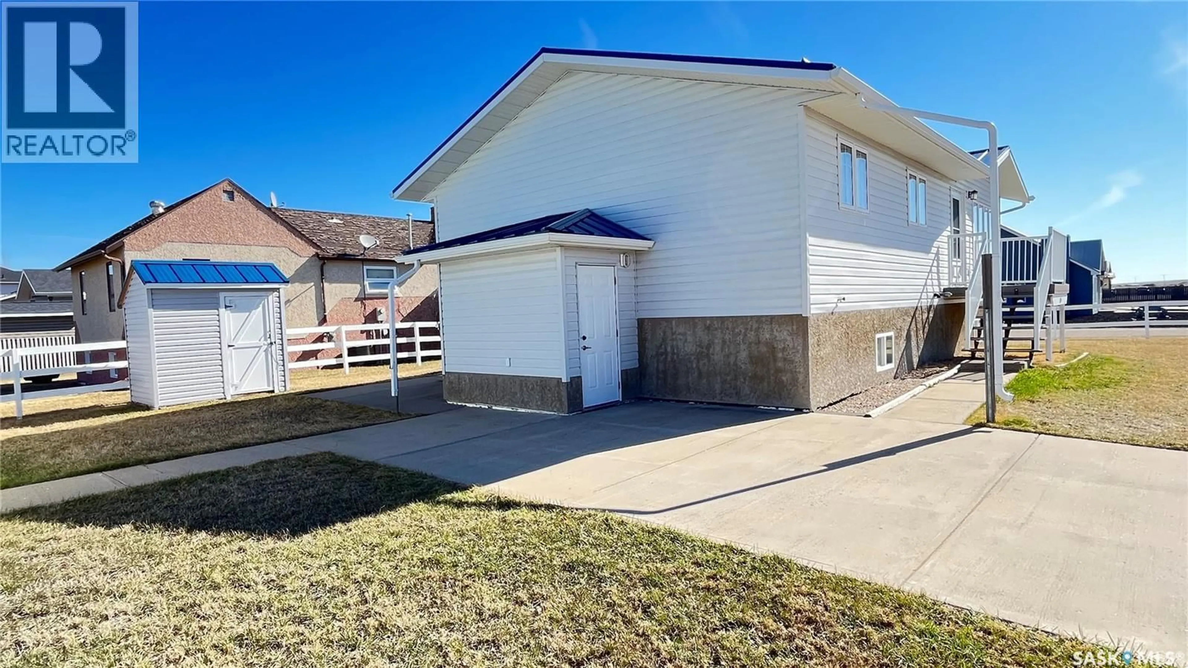 Home with vinyl exterior material, street for 215 LONSDALE STREET, Maple Creek Saskatchewan S0N1N0