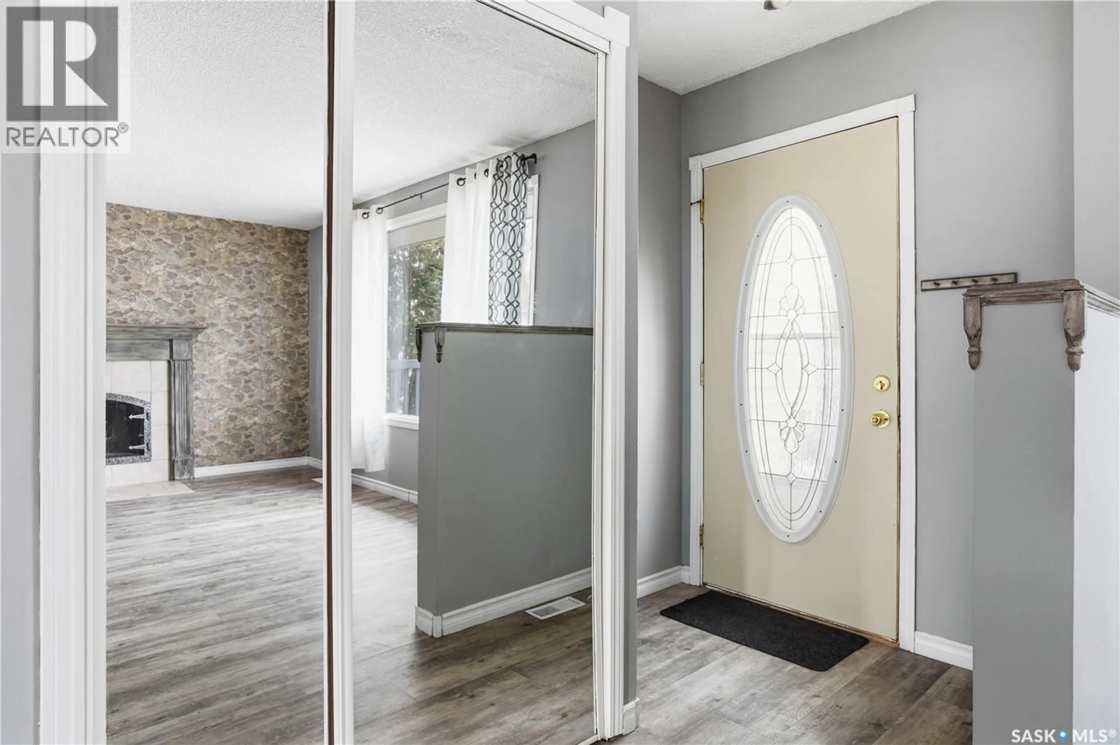 Indoor entryway for 3 CARSON ROAD, Regina Saskatchewan S4R6J9
