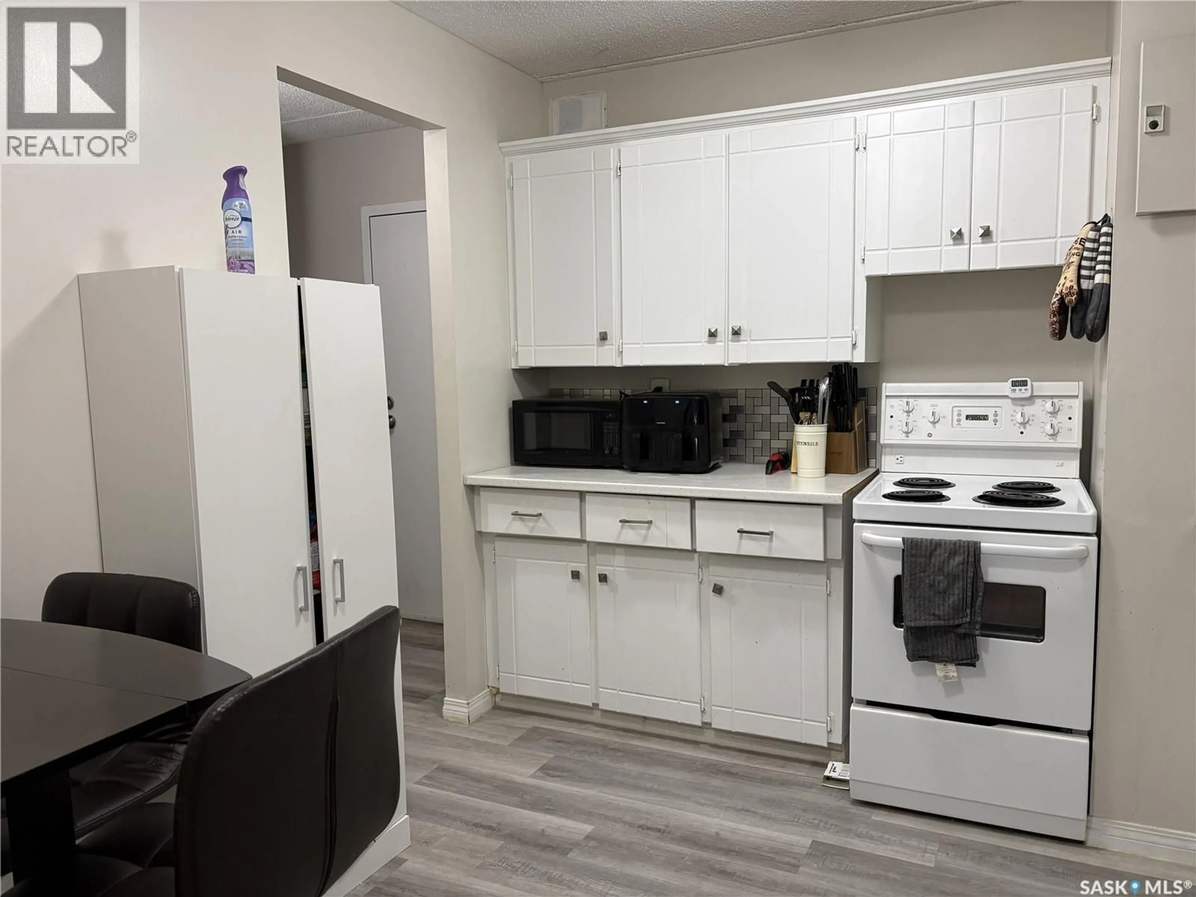 Standard kitchen, unknown for 550 - 104 LAURIER STREET, Moose Jaw Saskatchewan S6H6X6