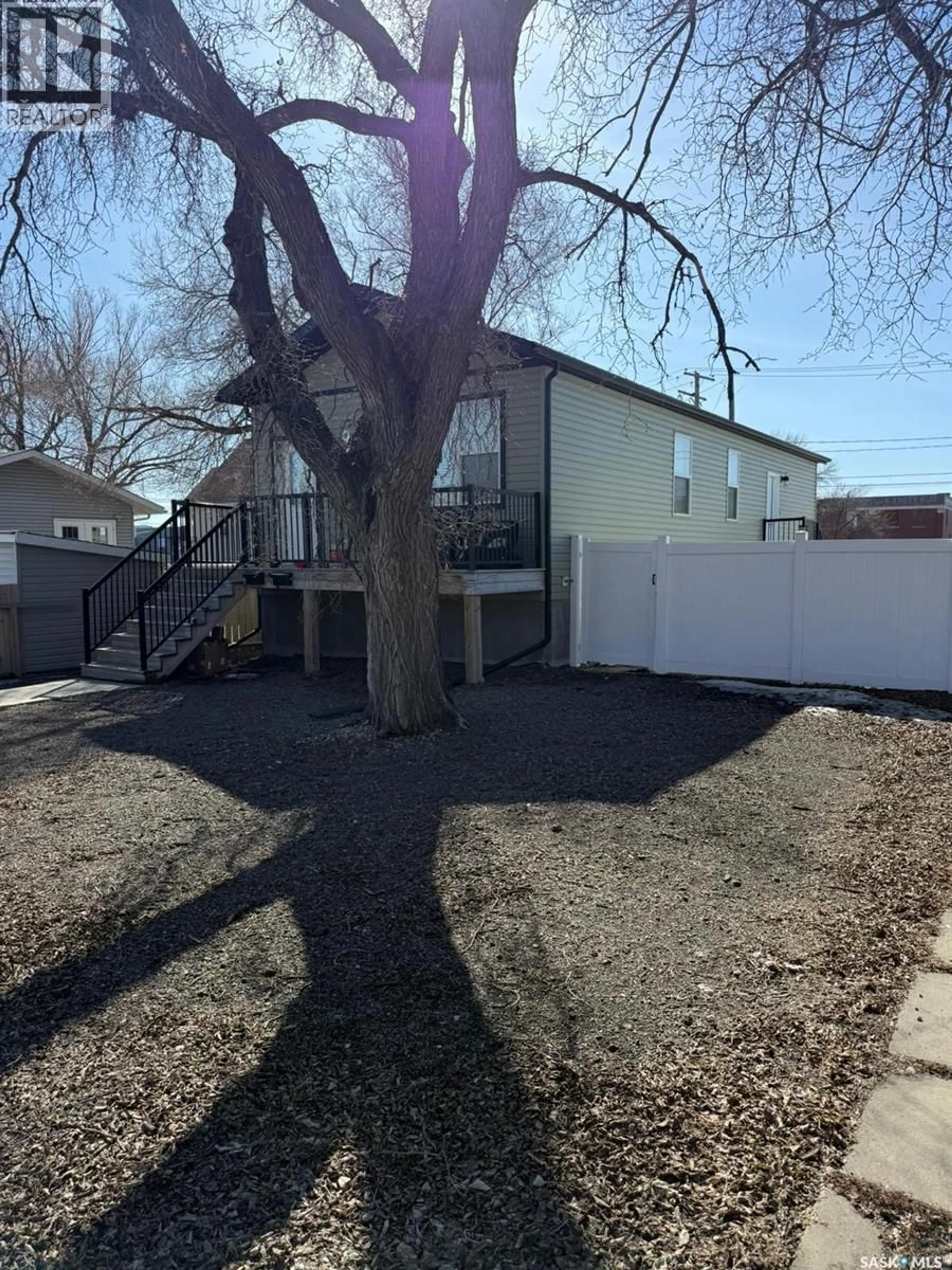 A pic from outside/outdoor area/front of a property/back of a property/a pic from drone, street for 960 WALLACE STREET, Regina Saskatchewan S4N3Y5