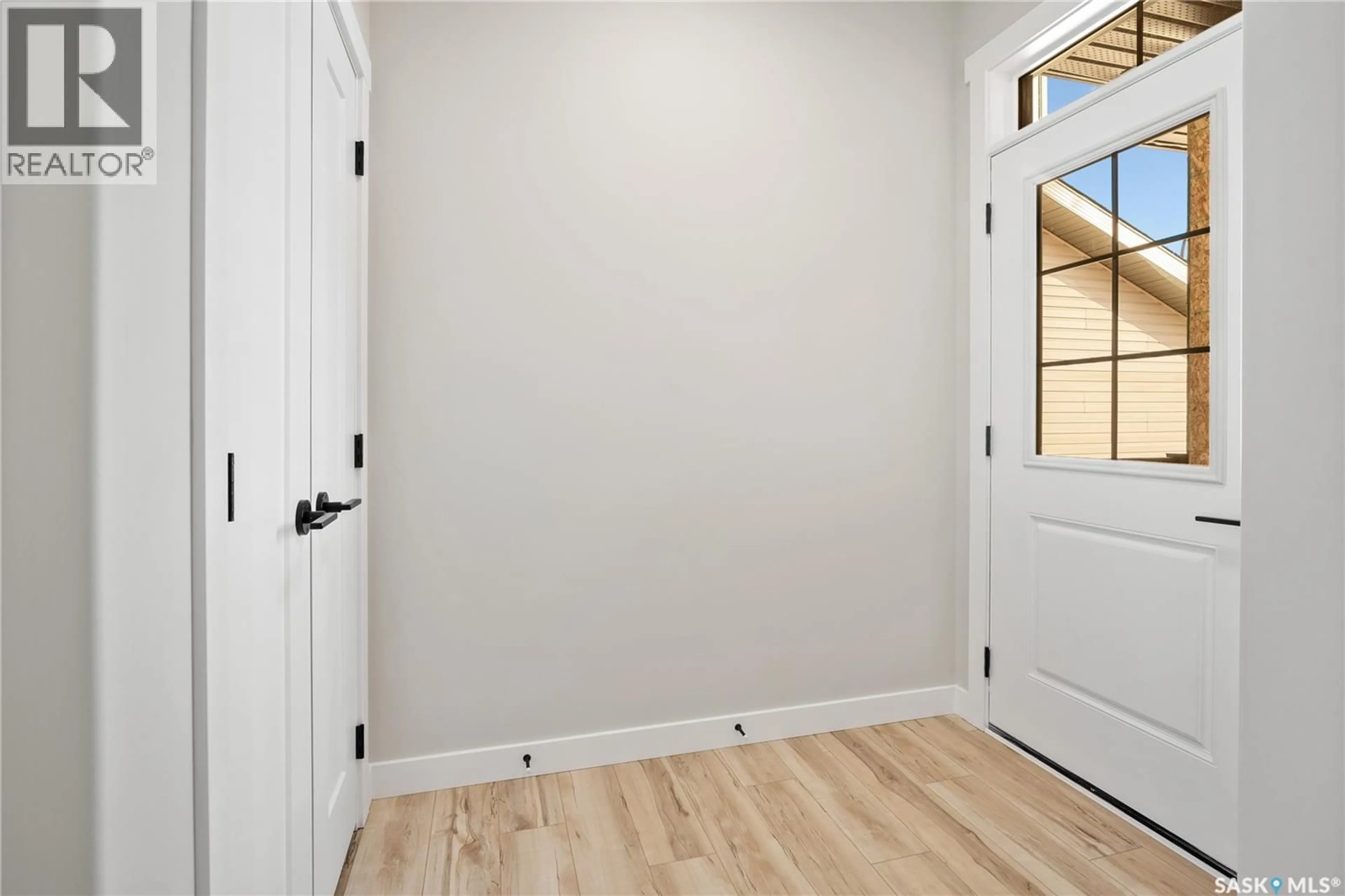 Indoor entryway for 407 FORTOSKY MANOR, Saskatoon Saskatchewan S7M5X3