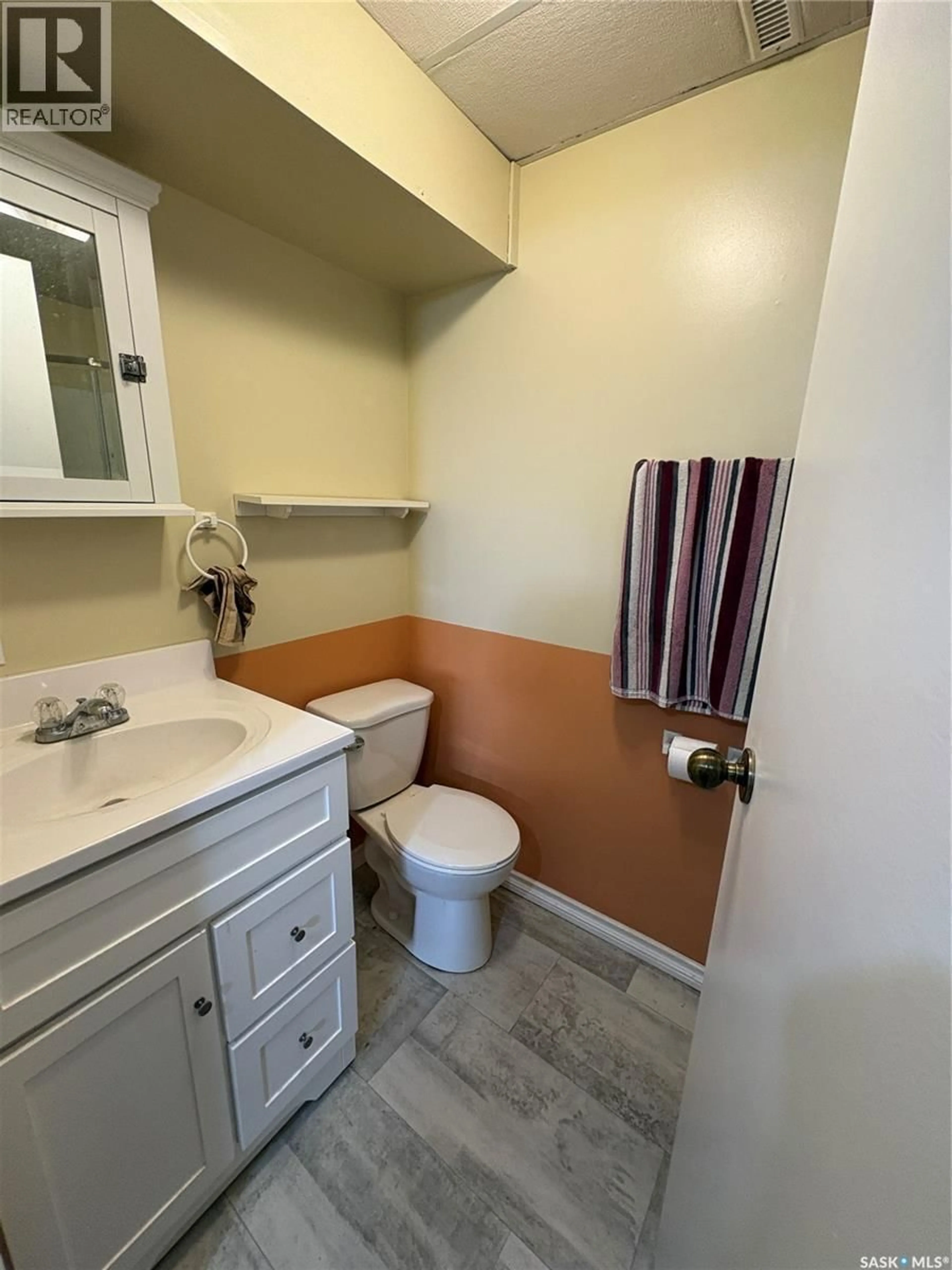 Standard bathroom, unknown for 207 THIRD AVENUE, Kelvington Saskatchewan S0A1W0