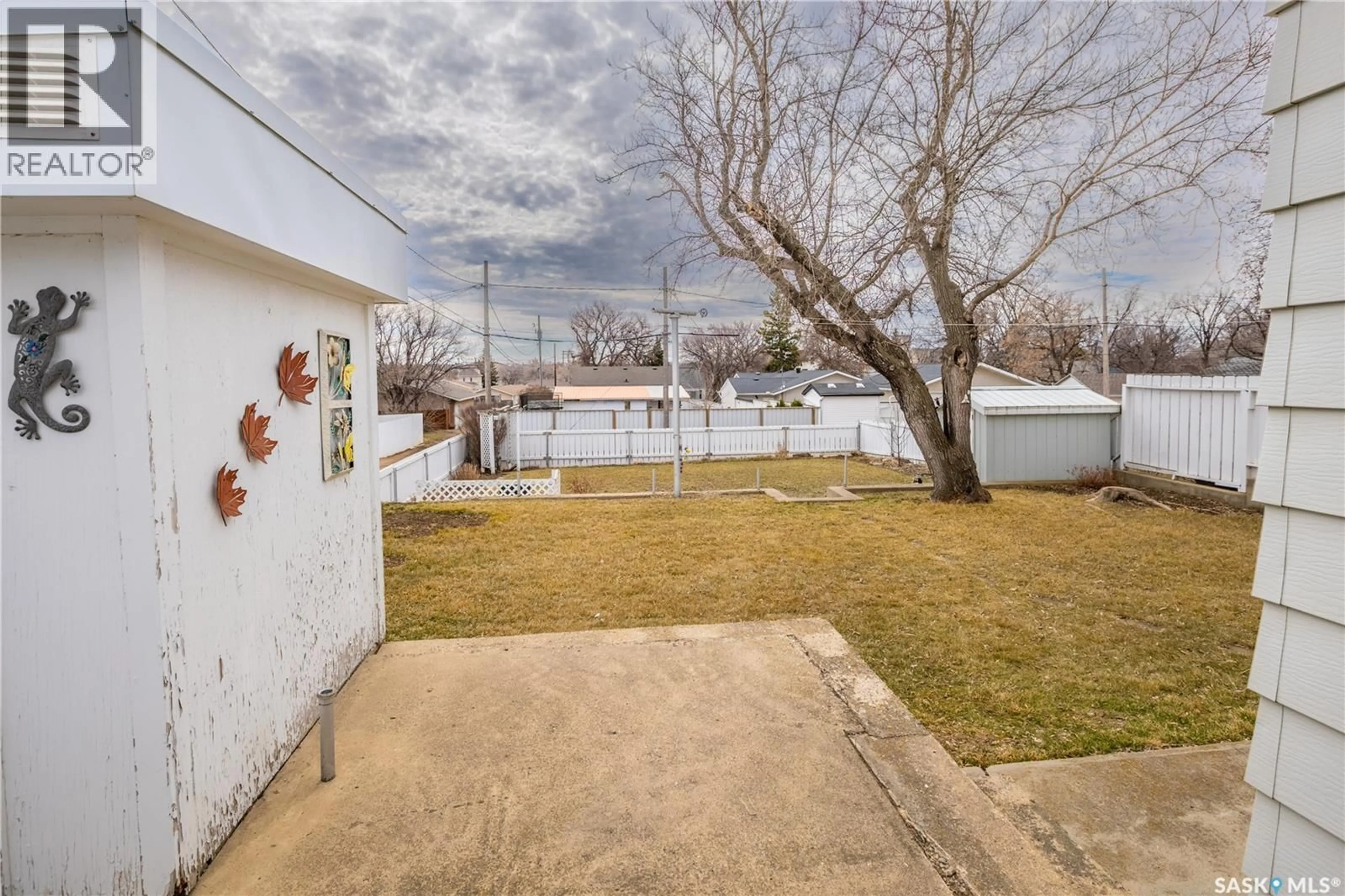 Patio, street for 215 OXFORD STREET, Moose Jaw Saskatchewan S6H2N8
