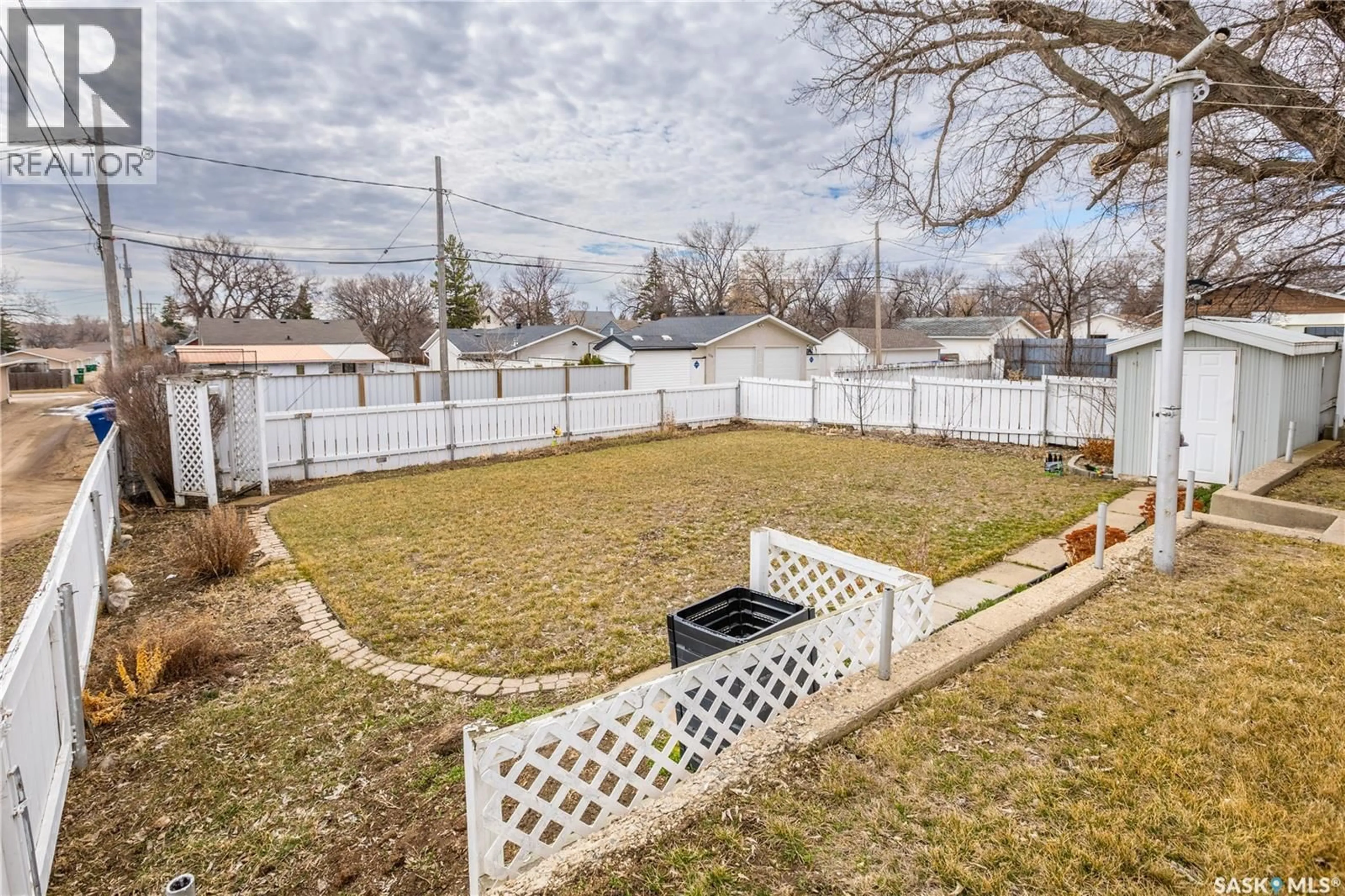 Patio, water/lake/river/ocean view for 215 OXFORD STREET, Moose Jaw Saskatchewan S6H2N8