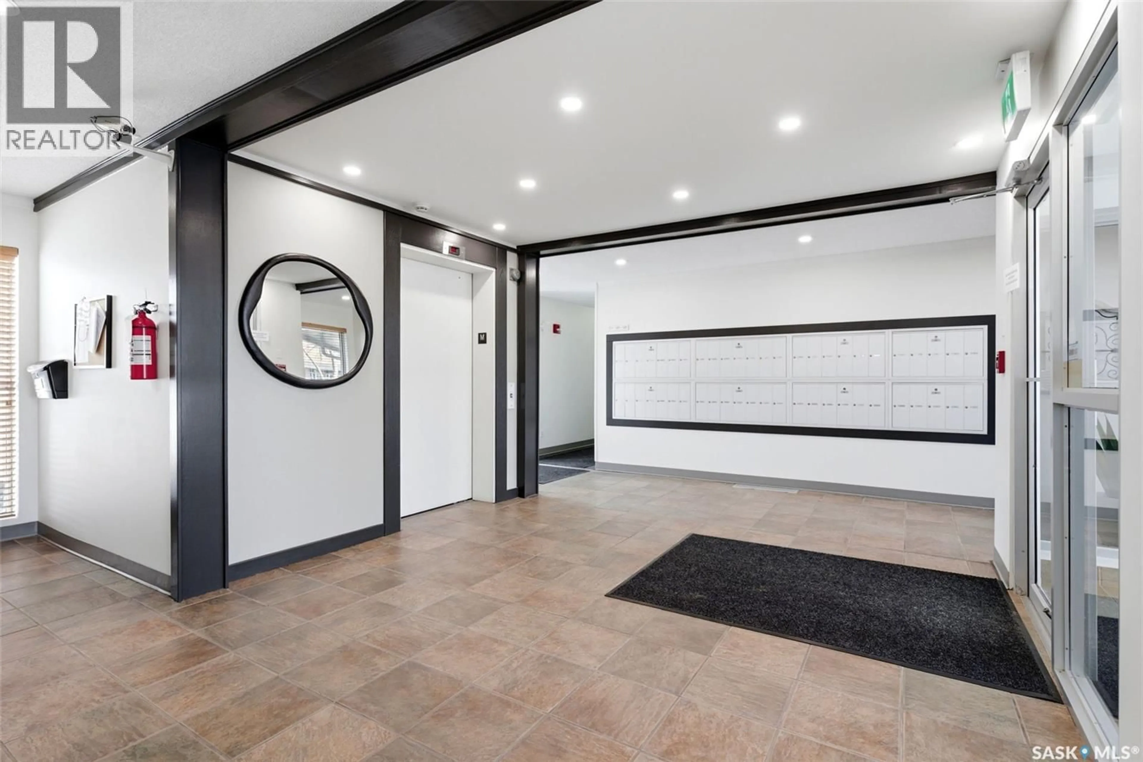 Indoor foyer for 331 960 ASSINIBOINE AVENUE, Regina Saskatchewan S4V2P8