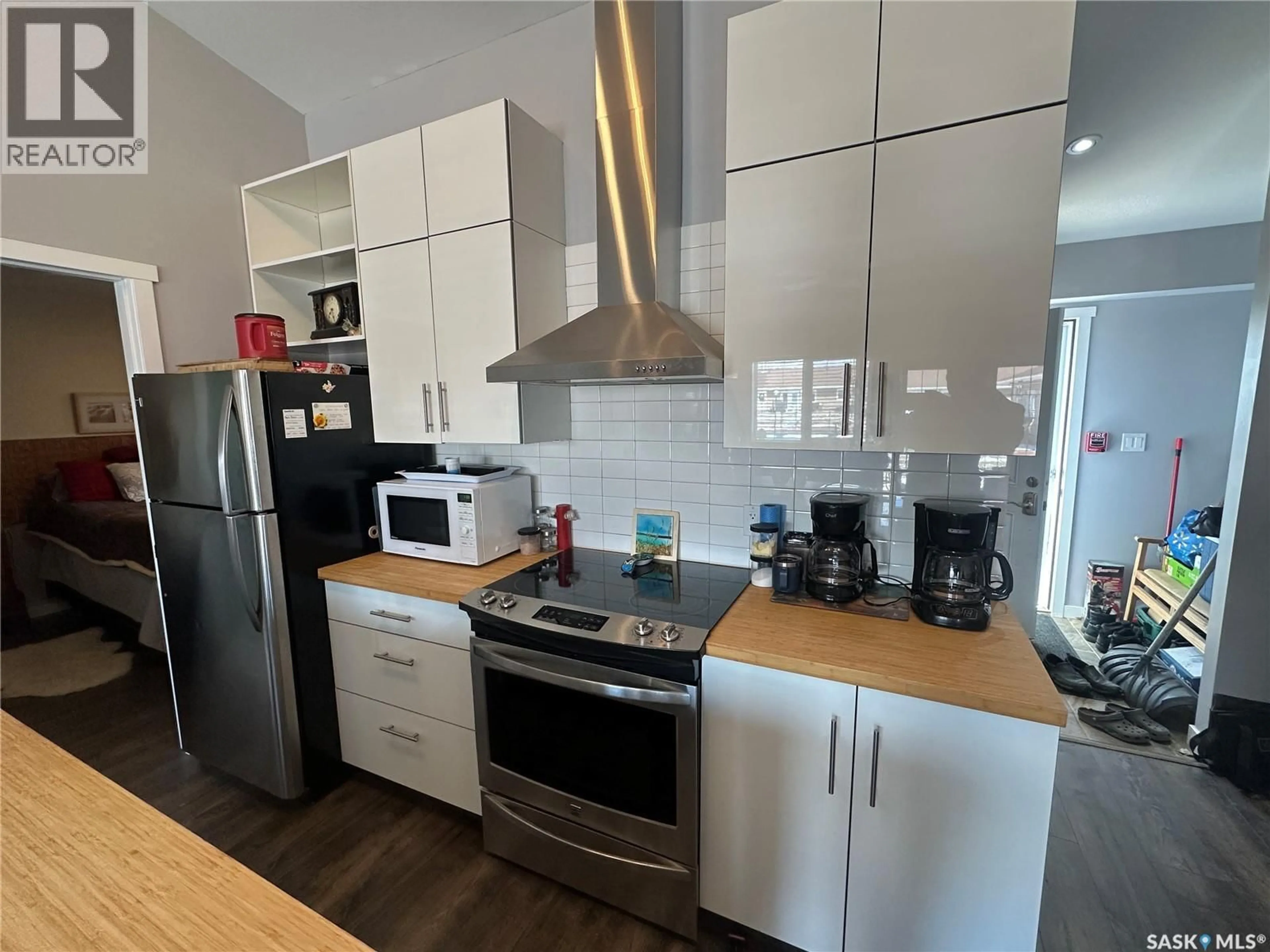 Standard kitchen, wood/laminate floor for 32 1250 AARO AVENUE, Elbow Saskatchewan S0H1J0