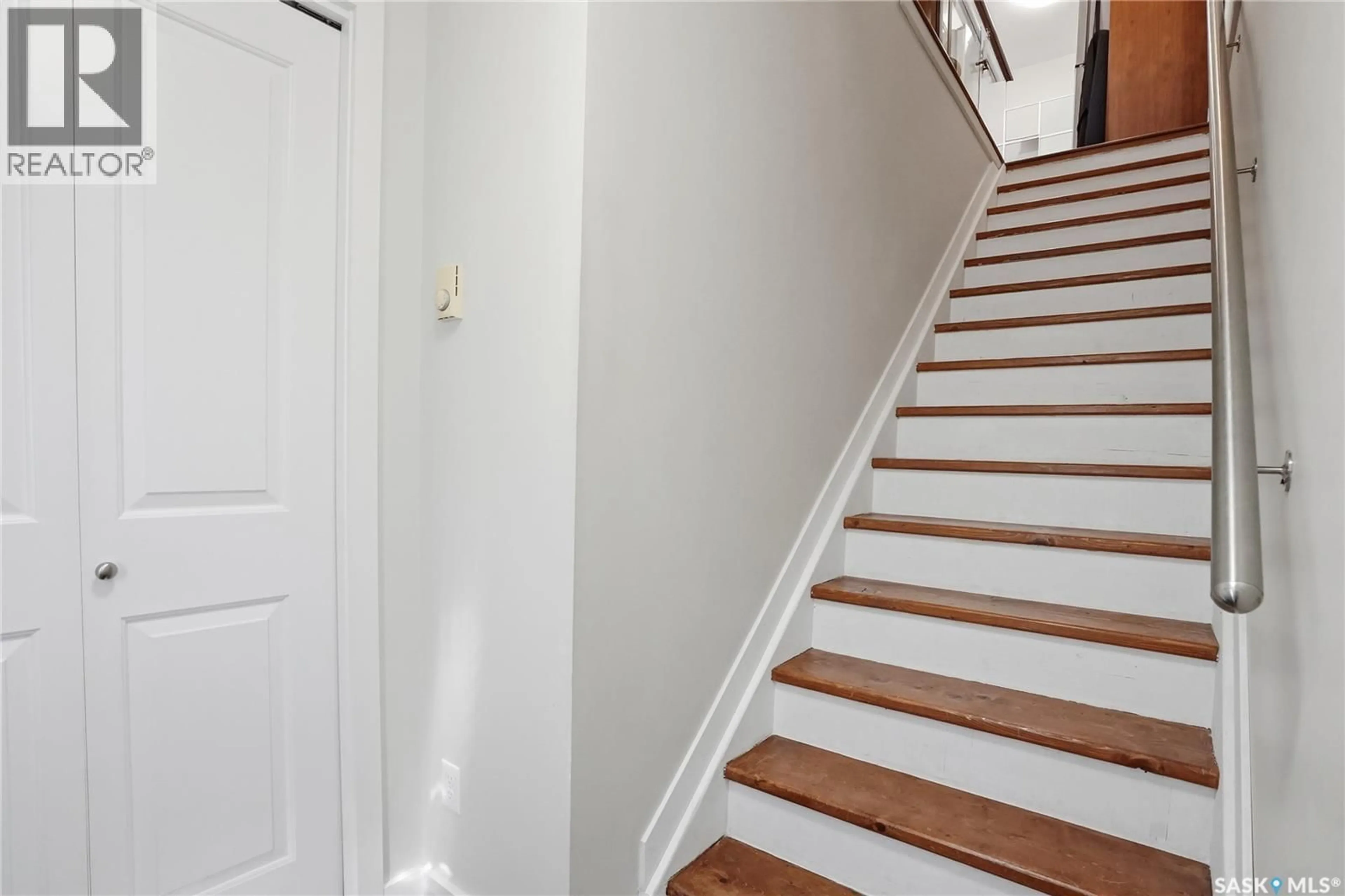 Stairs for 1015 - 1612 PATRICK CRESCENT, Saskatoon Saskatchewan S7W0M6