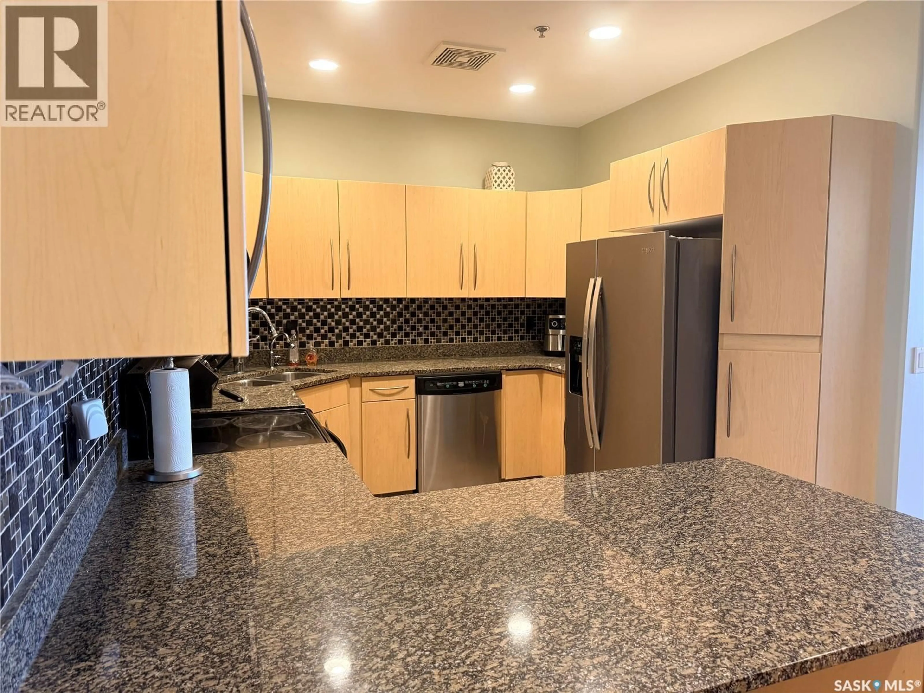 Standard kitchen, ceramic/tile floor for 1901 - 1207 VICTORIA AVENUE, Regina Saskatchewan S4P3R4
