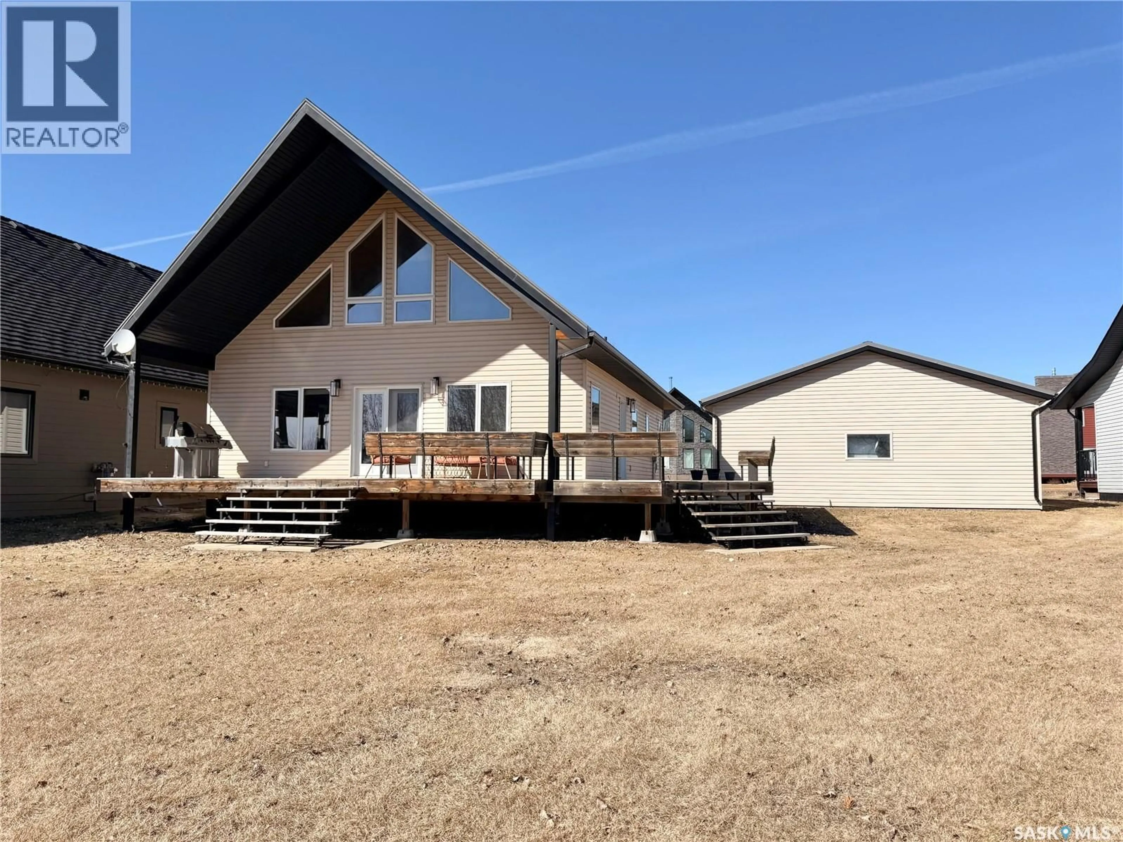 A pic from outside/outdoor area/front of a property/back of a property/a pic from drone, building for 524 VIVIAN BAY, Coteau Rm No. 255 Saskatchewan S0L0G0