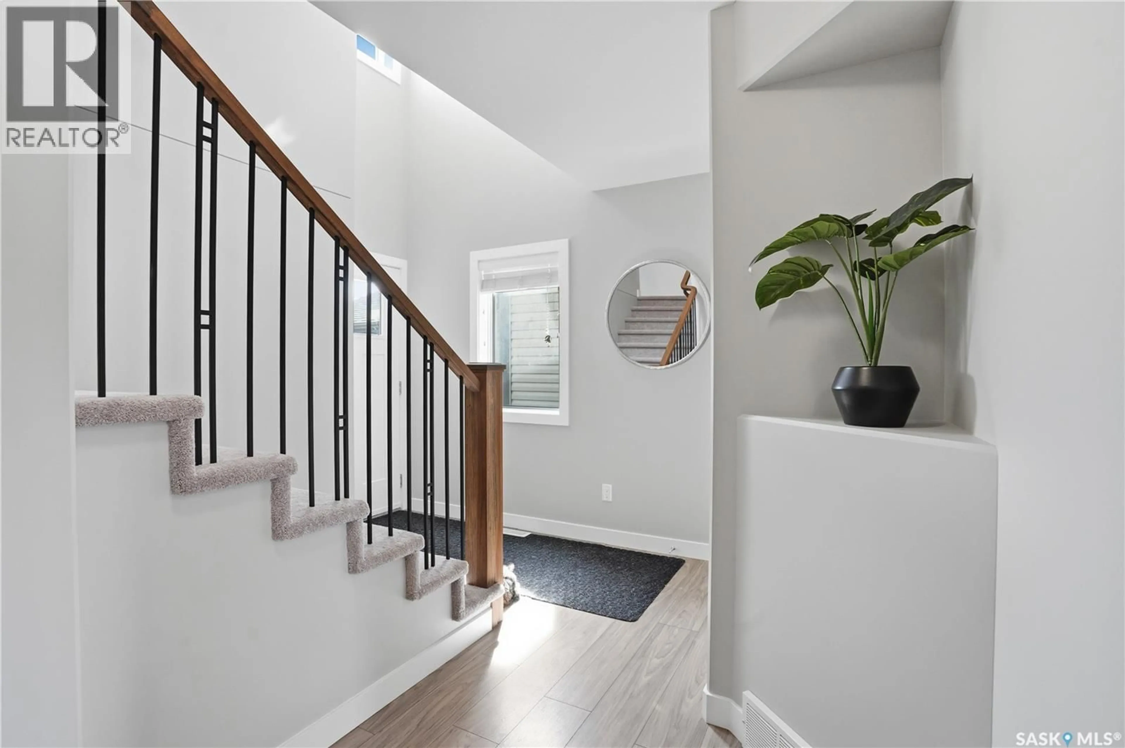 Indoor entryway for 429 GERMAIN MANOR, Saskatoon Saskatchewan S7V0V1
