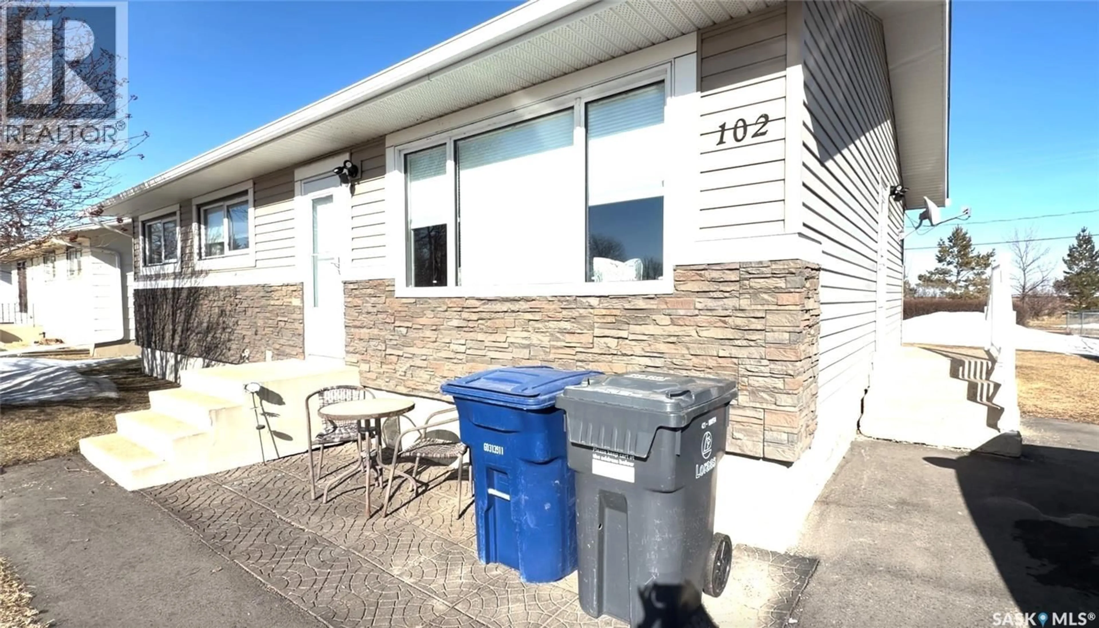 Patio, building for 102 GOVERNMENT ROAD, Davidson Saskatchewan S0G1A0