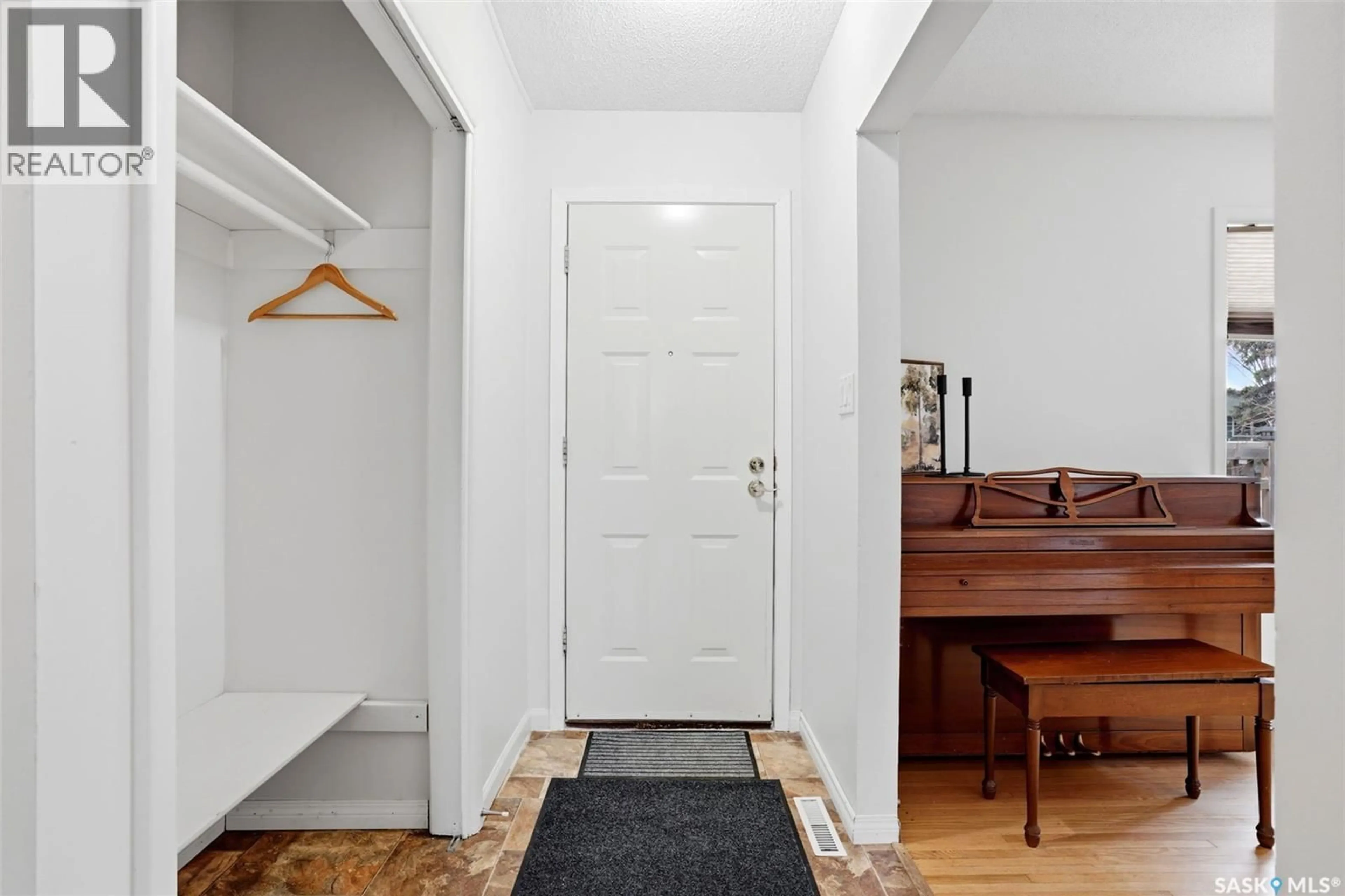 Indoor entryway for 25 KNOWLES CRESCENT, Regina Saskatchewan S4S4N9