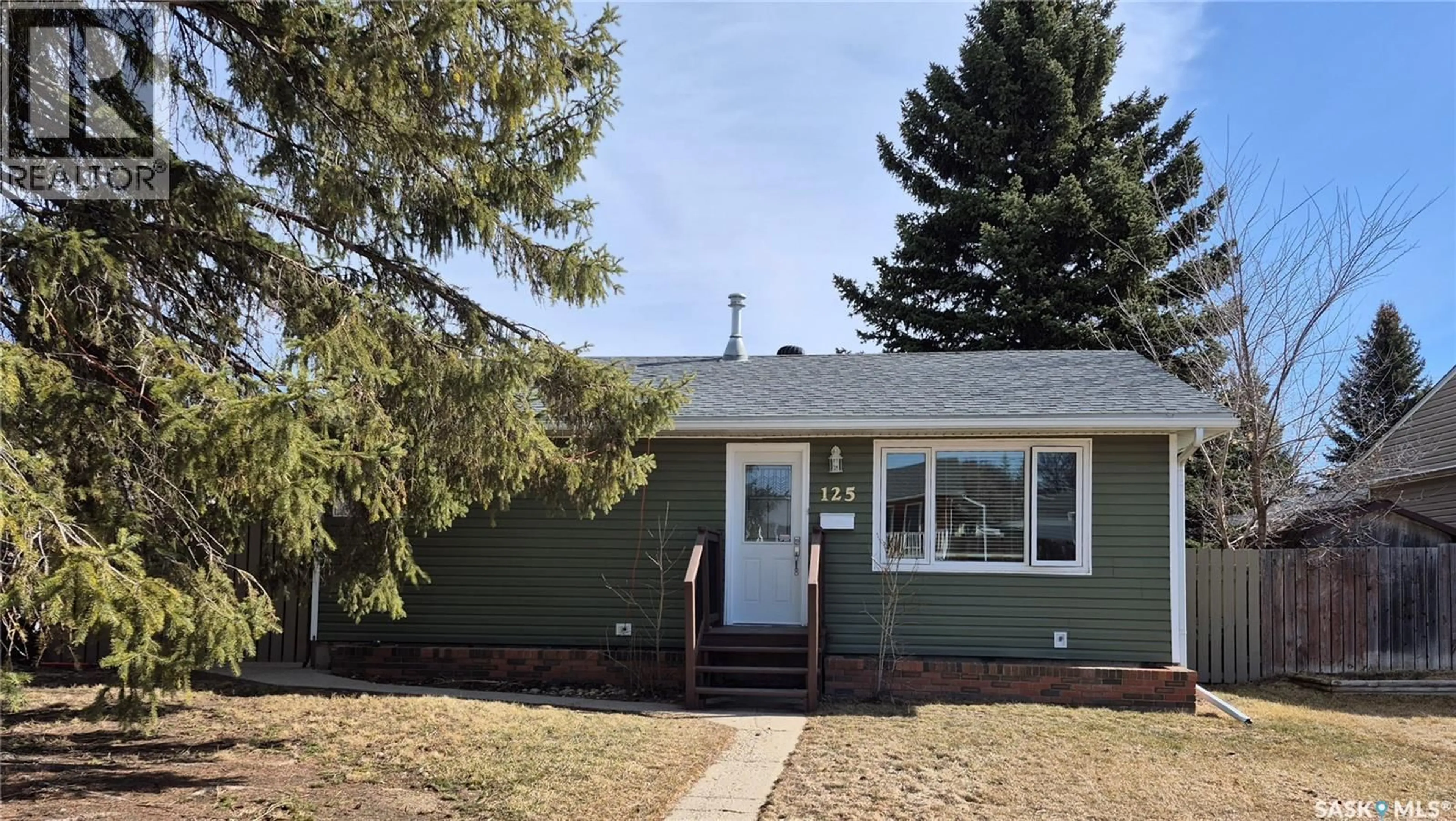 Home with vinyl exterior material, street for 125 4TH AVENUE, Swift Current Saskatchewan S9H3L3