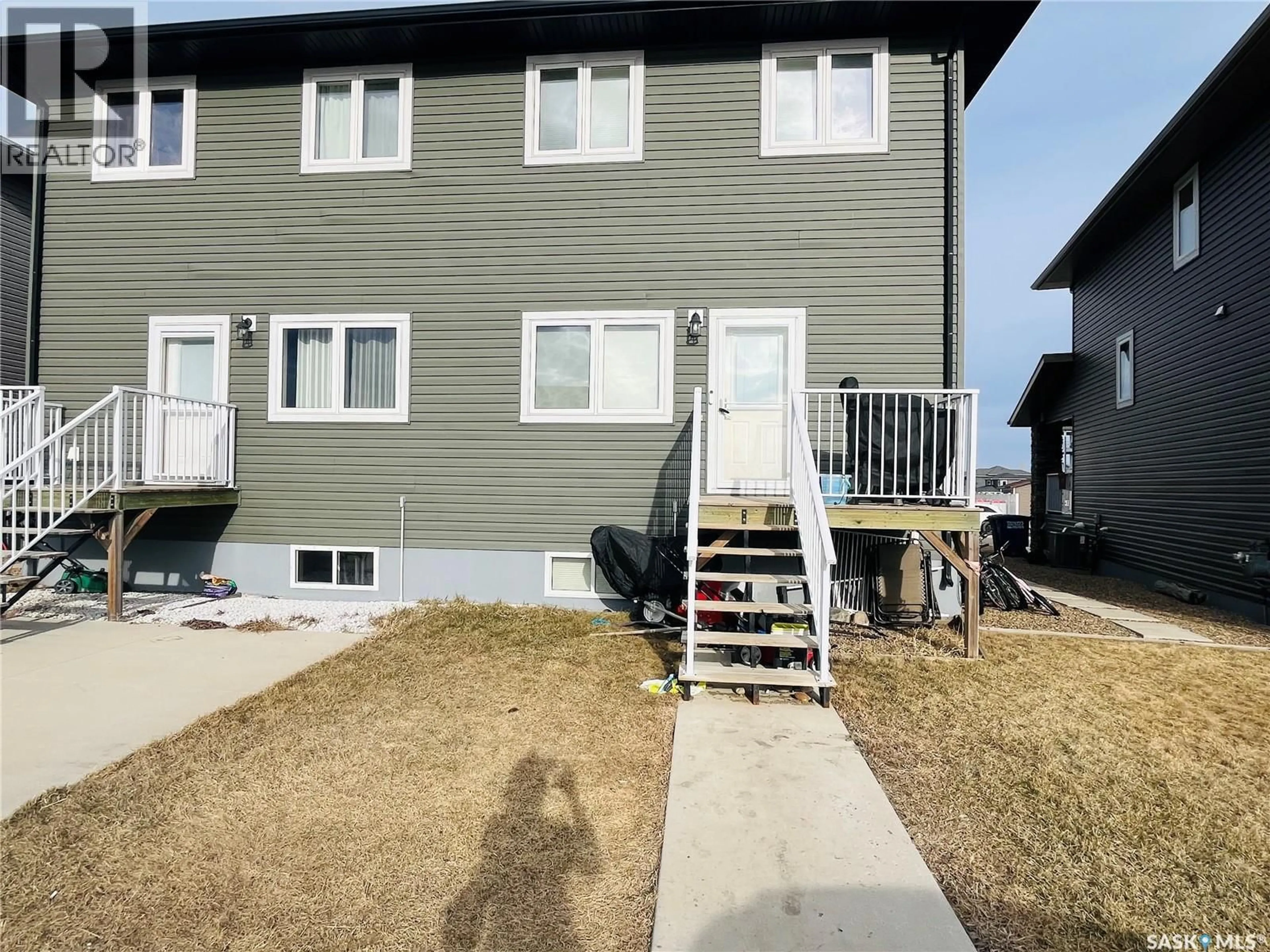 Home with vinyl exterior material, street for 642 GLENRIDGE AVENUE, Swift Current Saskatchewan S9H5R9