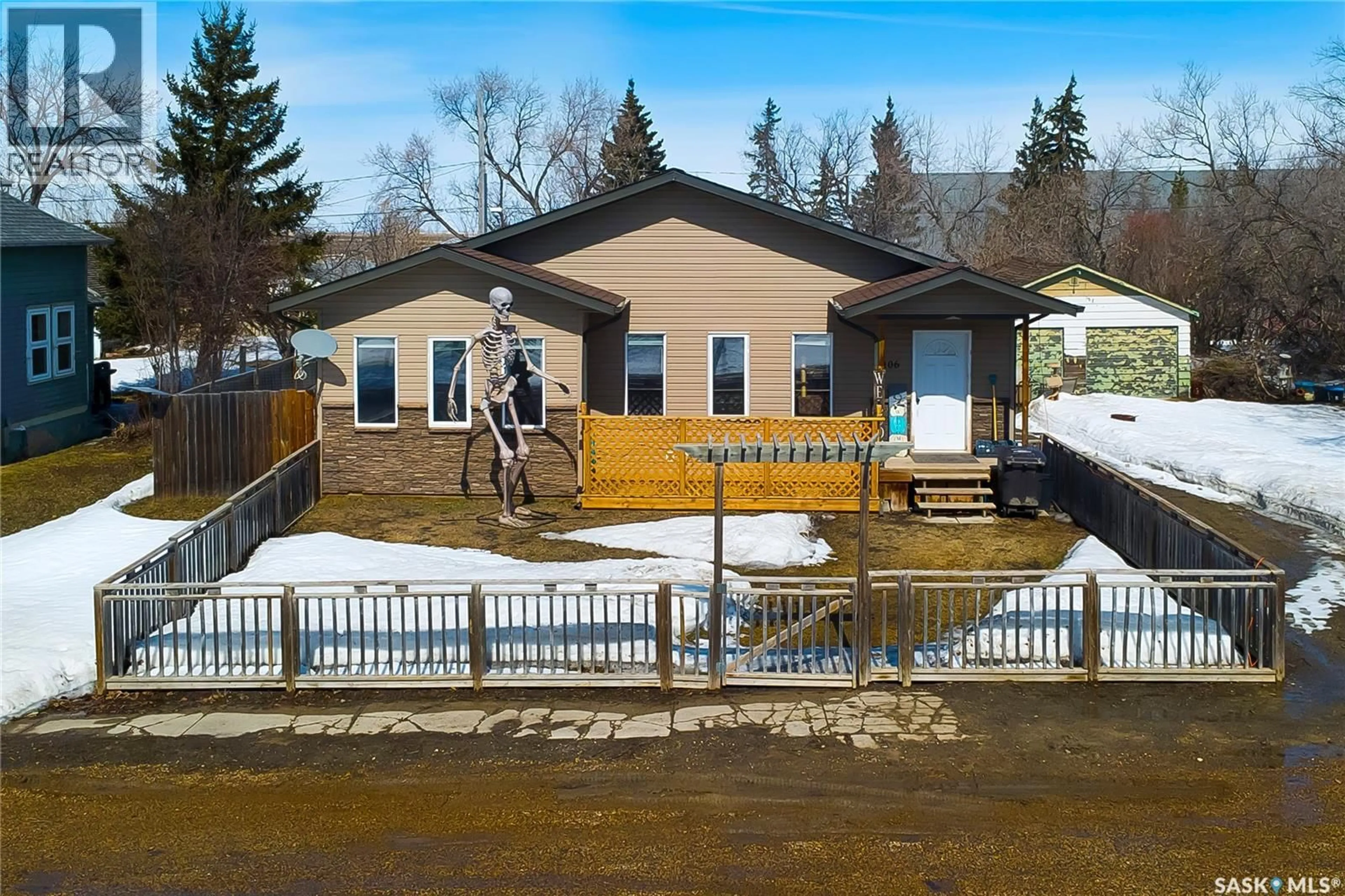 A pic from outside/outdoor area/front of a property/back of a property/a pic from drone, street for 106 COLBORNE AVENUE, Viscount Saskatchewan S0K4M0