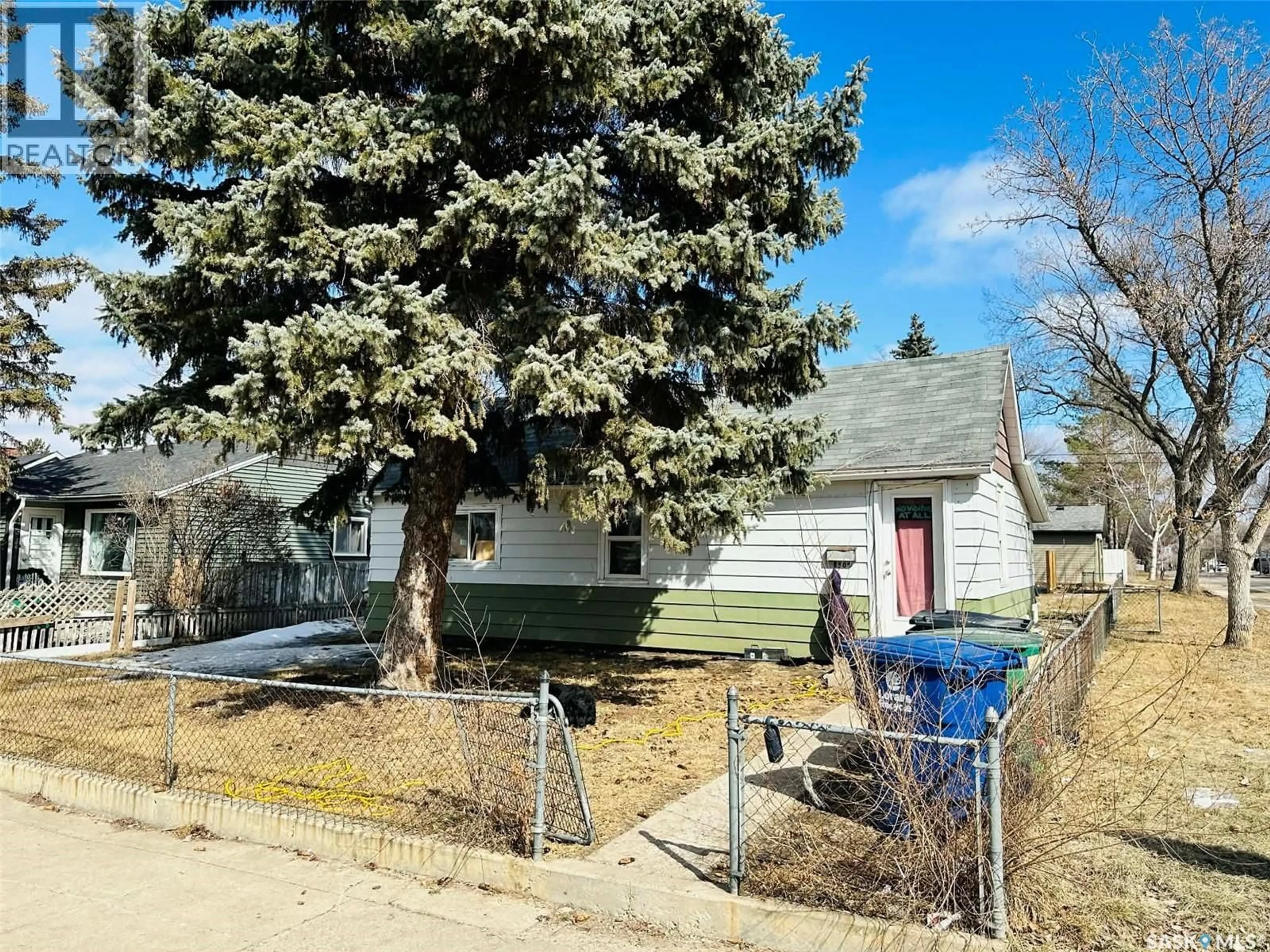 A pic from outside/outdoor area/front of a property/back of a property/a pic from drone, street for 1502 F AVENUE, Saskatoon Saskatchewan S7L1X9