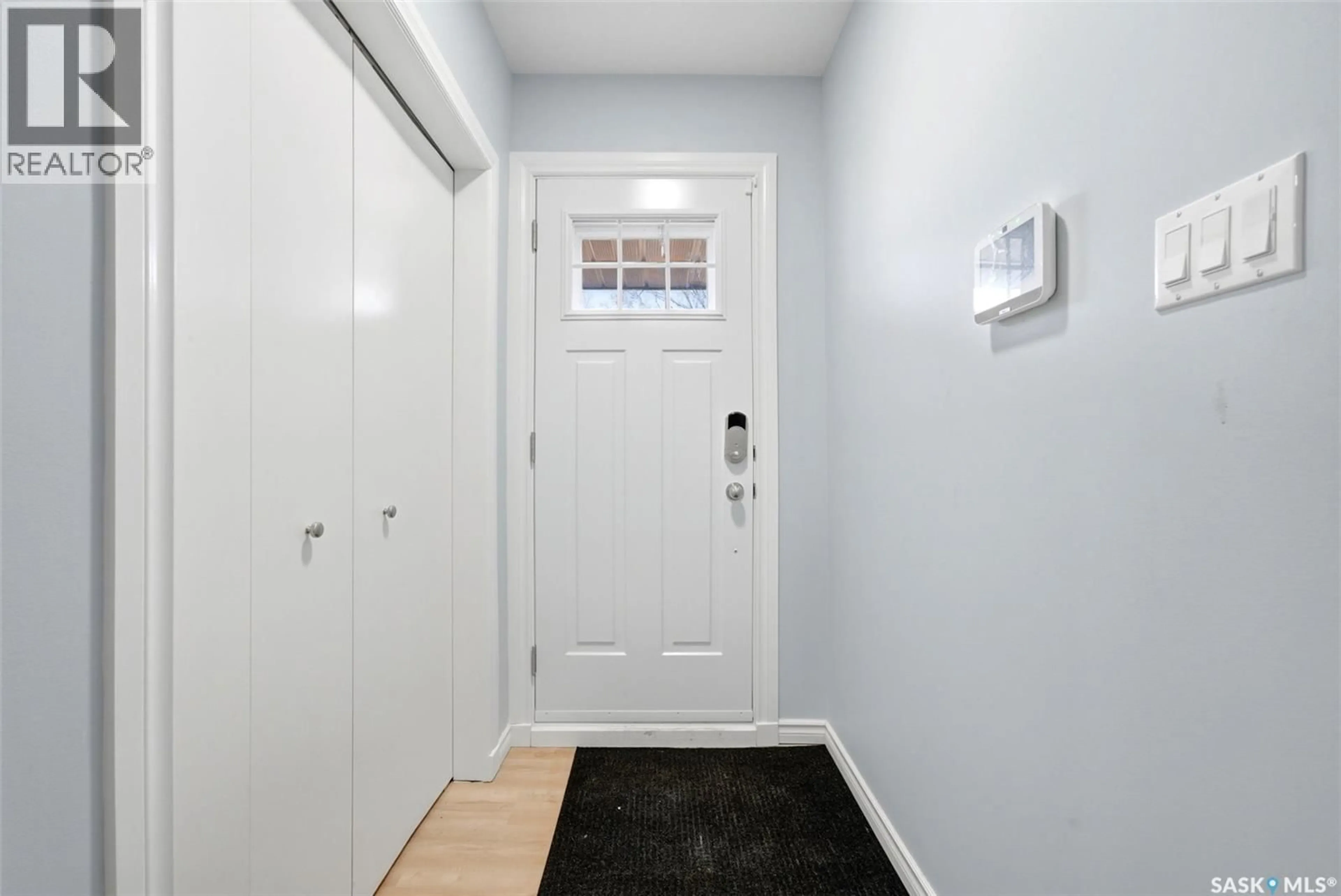 Indoor entryway for 321 ELPHINSTONE STREET, Regina Saskatchewan S4R3W7