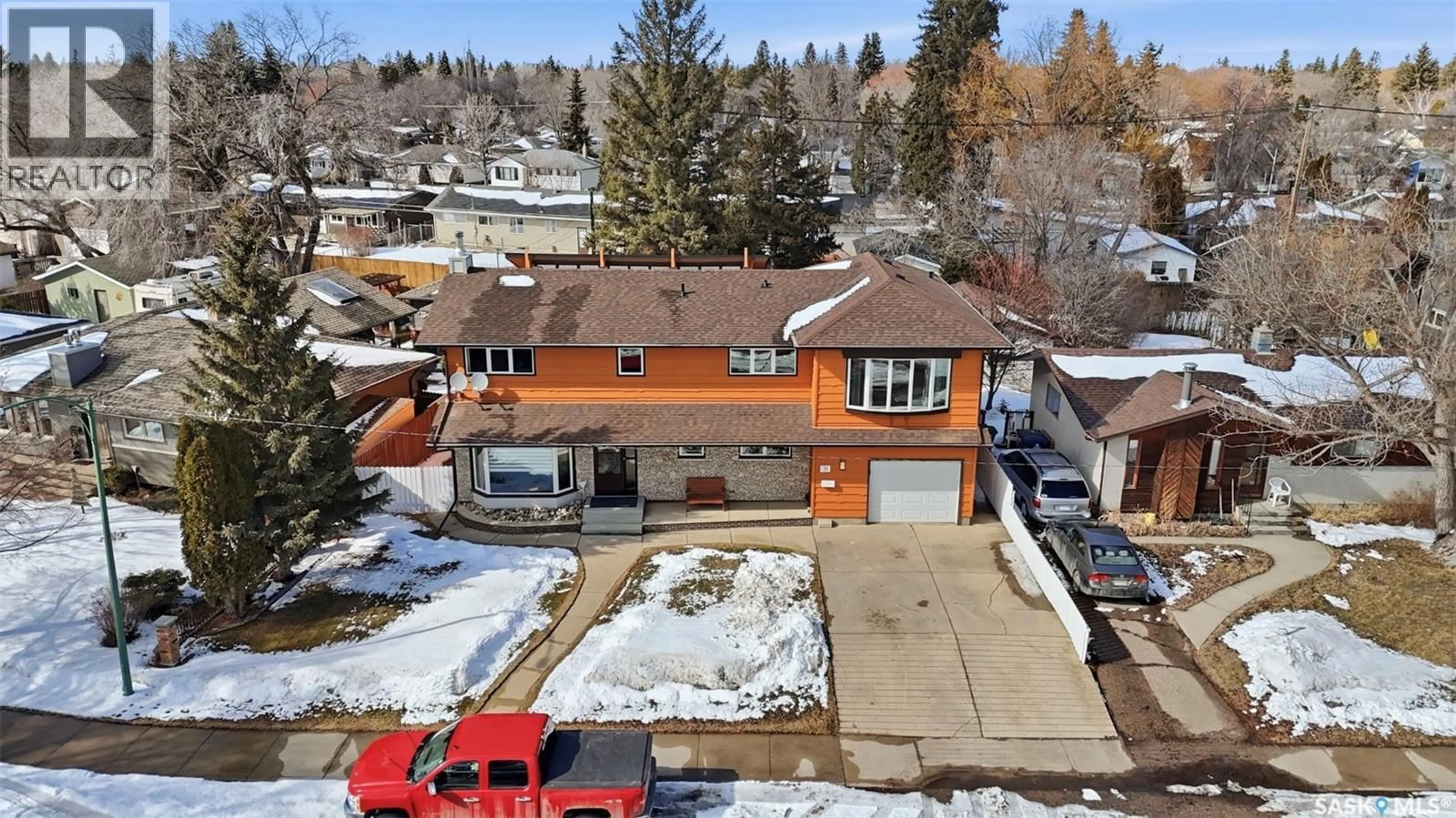 A pic from outside/outdoor area/front of a property/back of a property/a pic from drone, street for 31 CANTLON CRESCENT, Saskatoon Saskatchewan S7J2T2