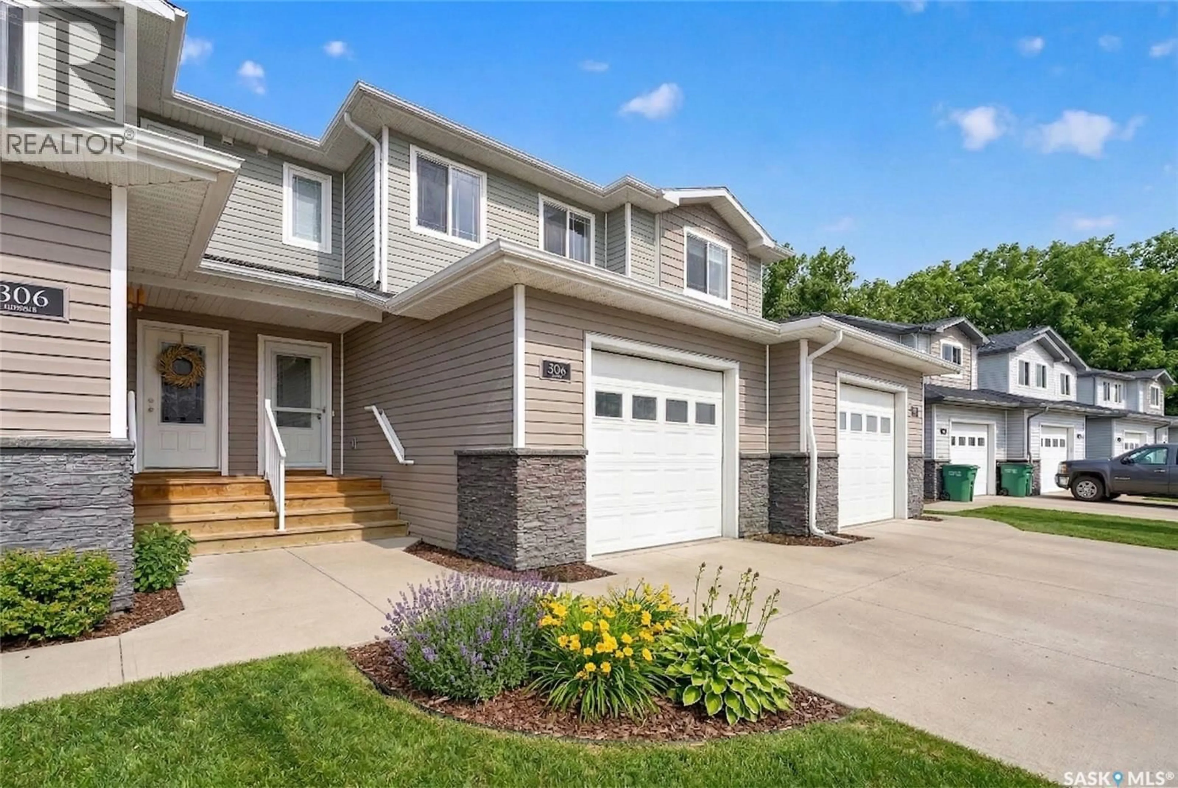 Home with vinyl exterior material, street for 940 - 304 BRADLEY STREET, Moose Jaw Saskatchewan S6J3M4