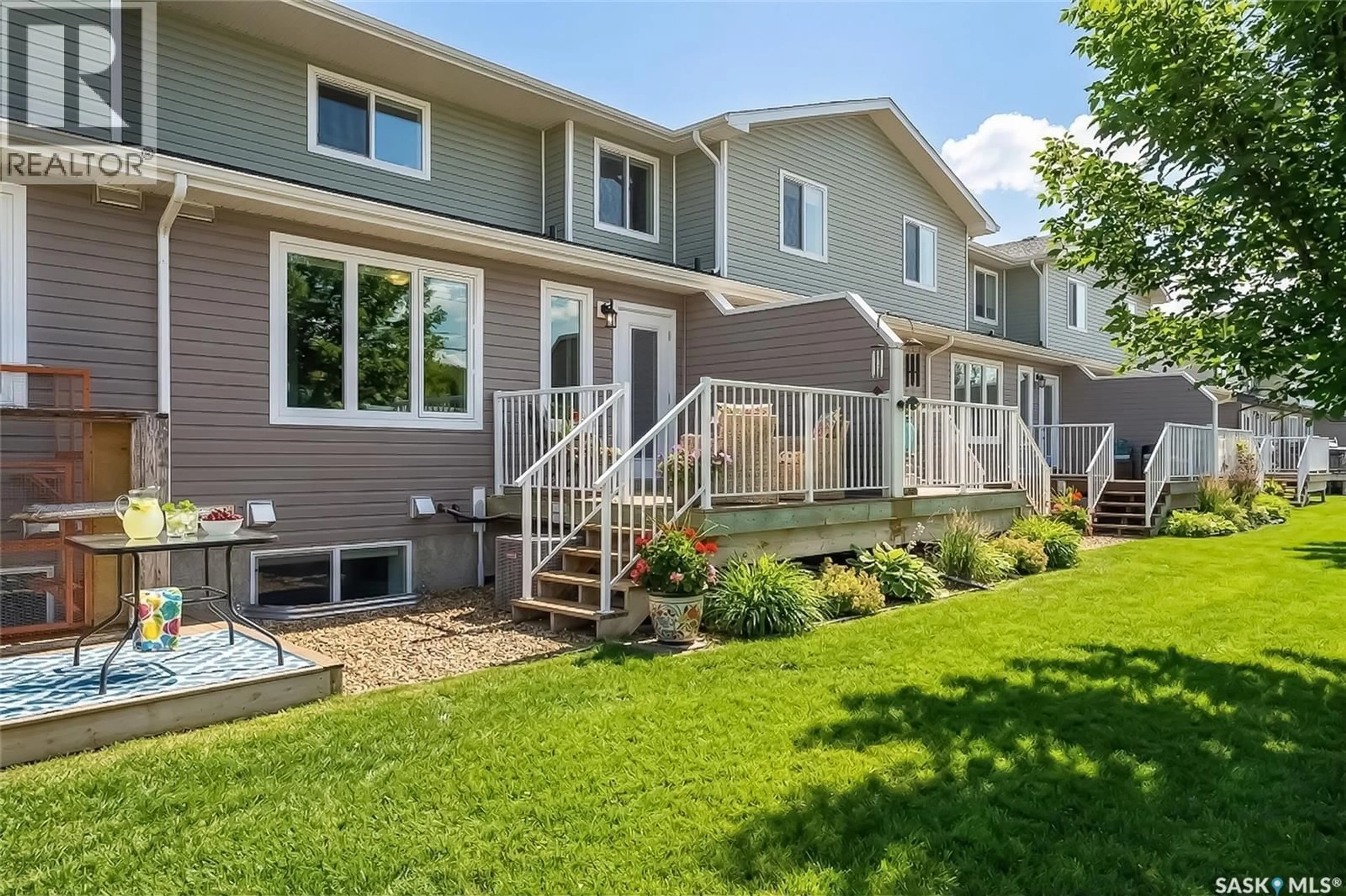 Home with vinyl exterior material, street for 940 - 304 BRADLEY STREET, Moose Jaw Saskatchewan S6J3M4