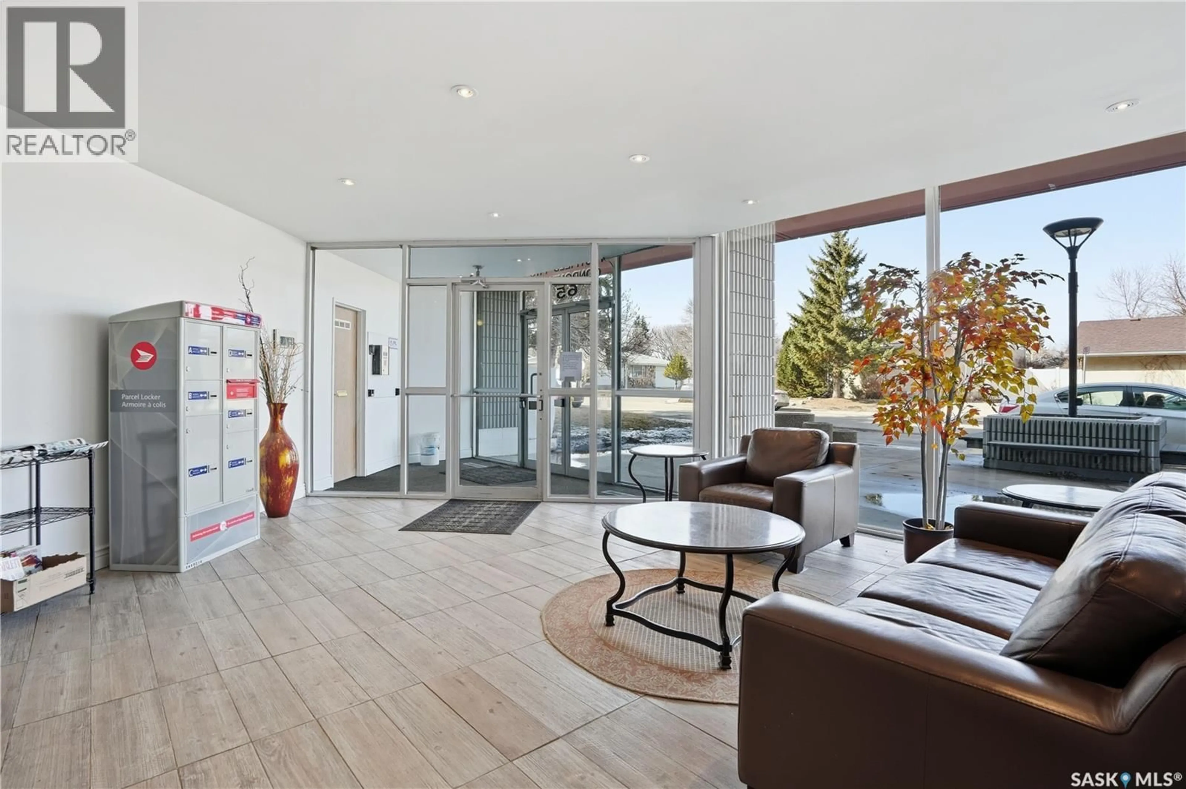 Lobby for 526 WESTFIELD DRIVE, Regina Saskatchewan S4S6A3