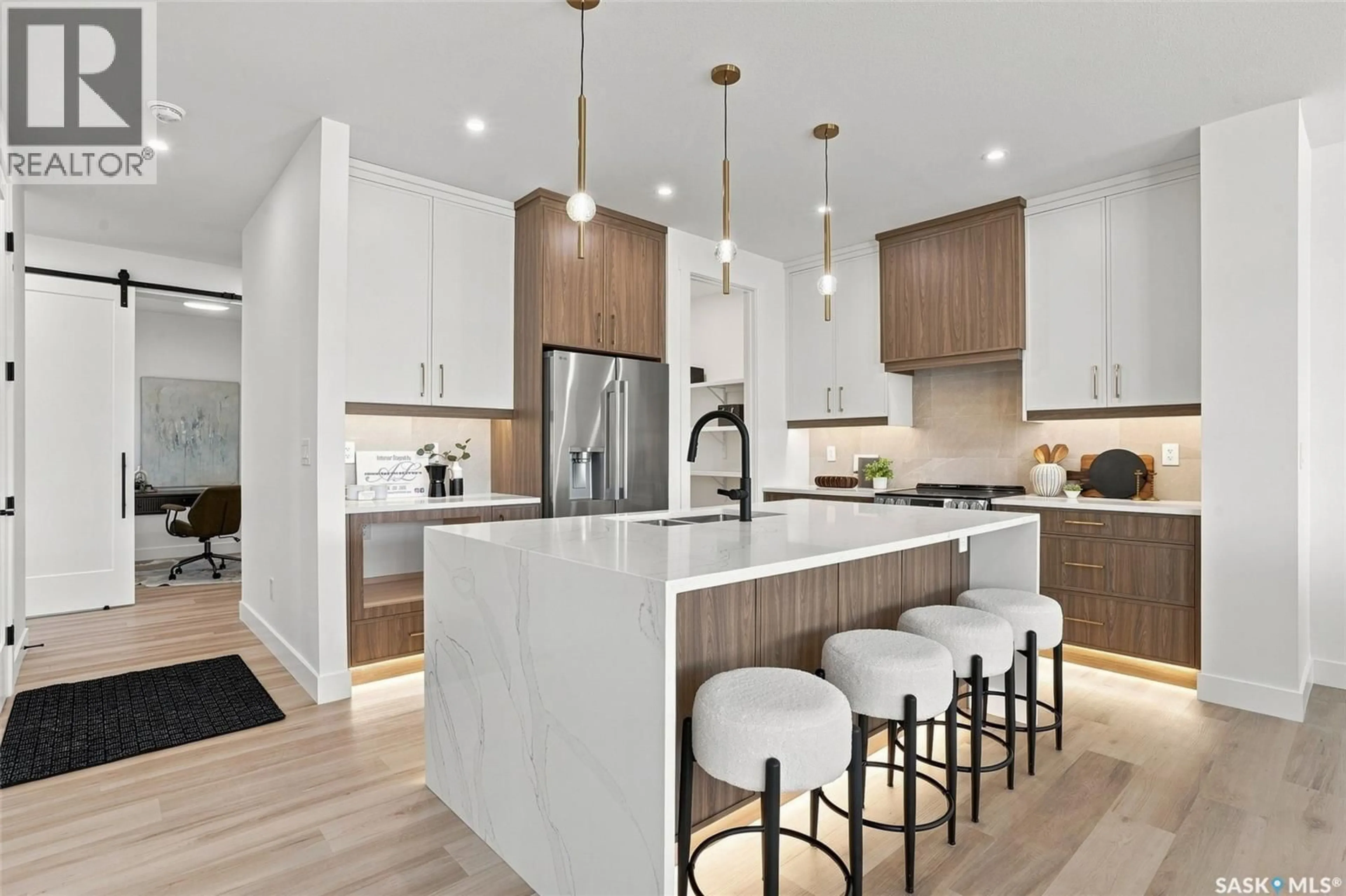 Contemporary kitchen, unknown for 102 COCKCROFT MANOR, Saskatoon Saskatchewan S7V1Y5