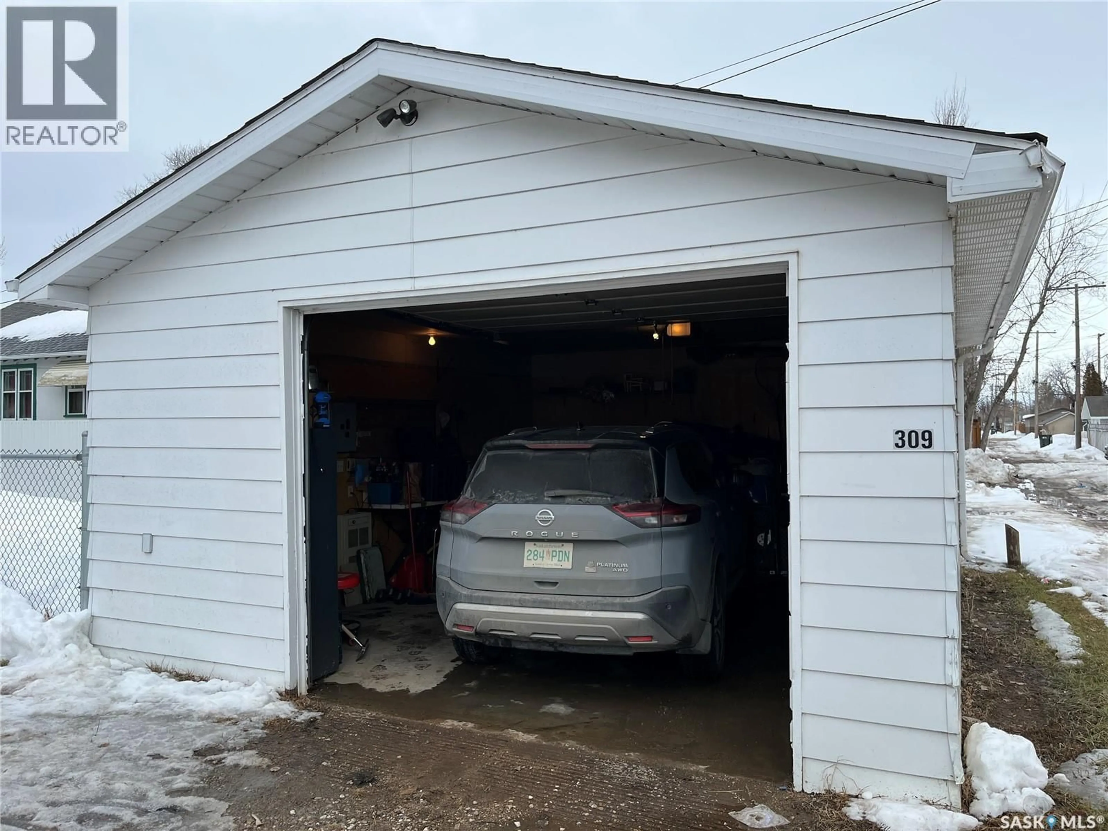 Indoor garage for 309 10TH STREET, Prince Albert Saskatchewan S6V0Z3
