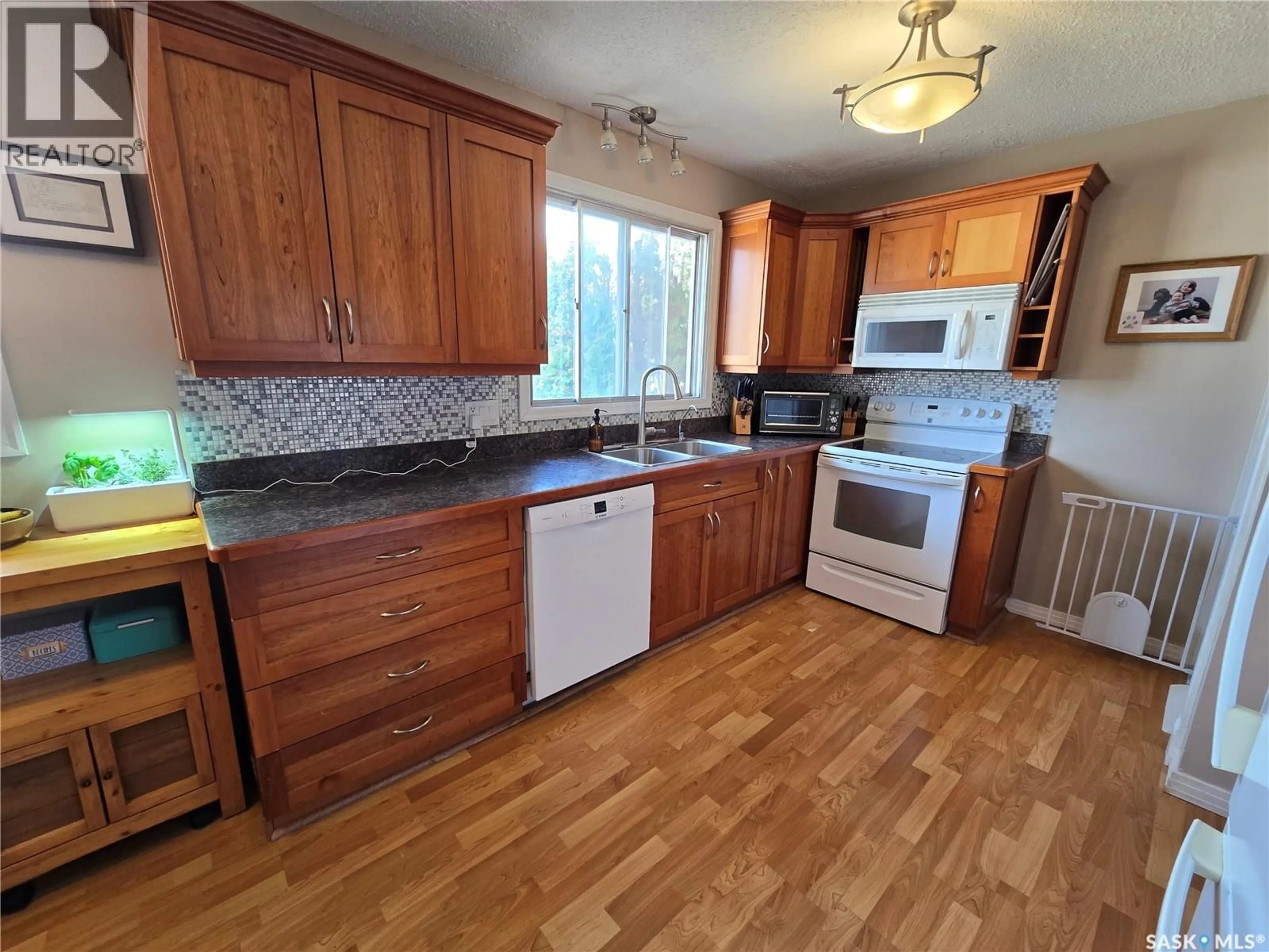 Standard kitchen, wood/laminate floor for 208 CLINTON PLACE, Swift Current Saskatchewan S9H4K2