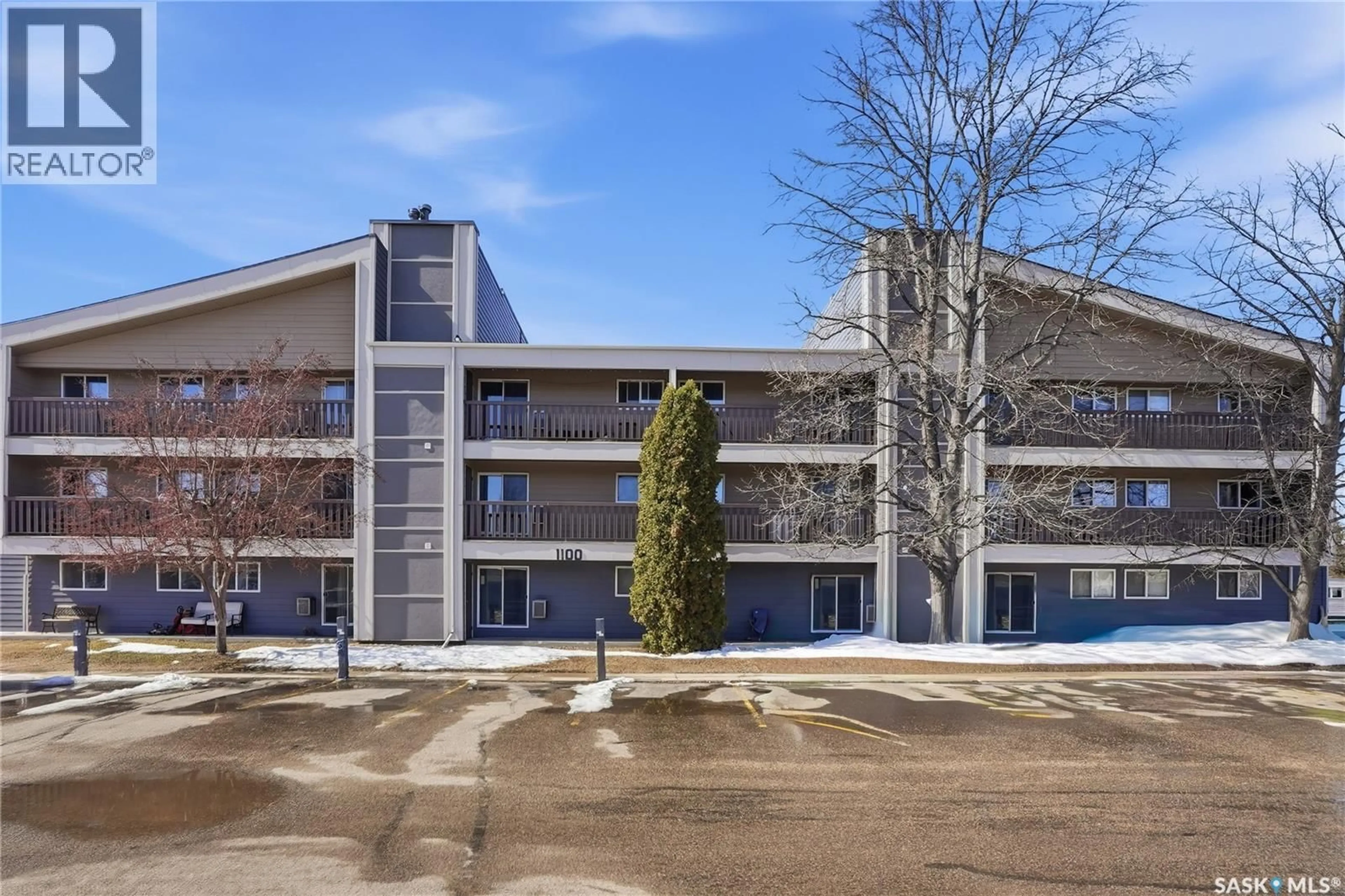 Patio, building for 1124 425 115TH STREET, Saskatoon Saskatchewan S7N2E5